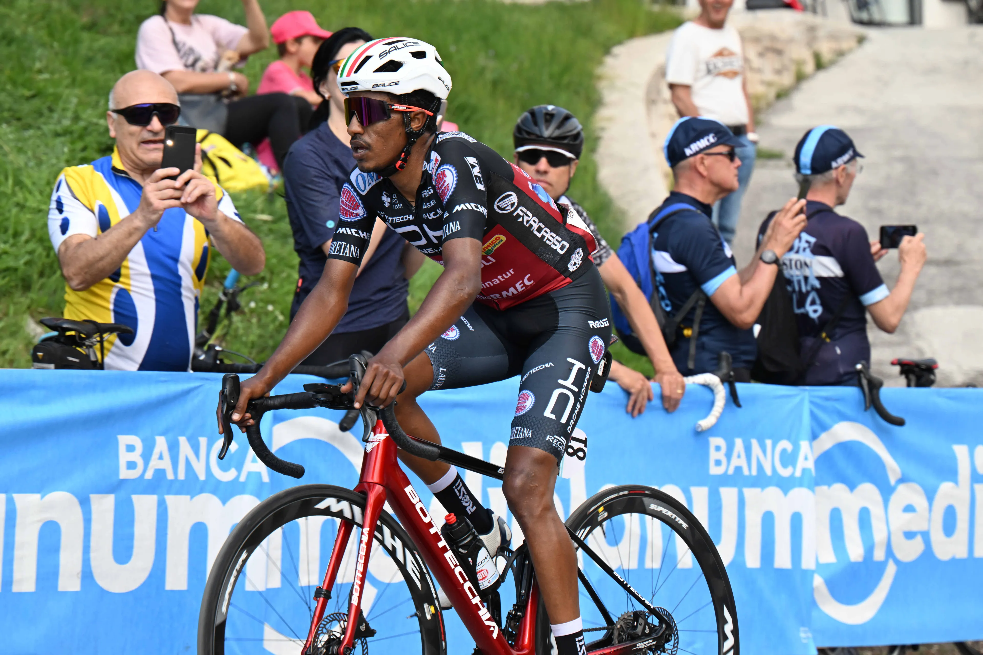 Tesfatsion boekt knappe zege op klim van 28 kilometer lang in Adriatica Ionica Race