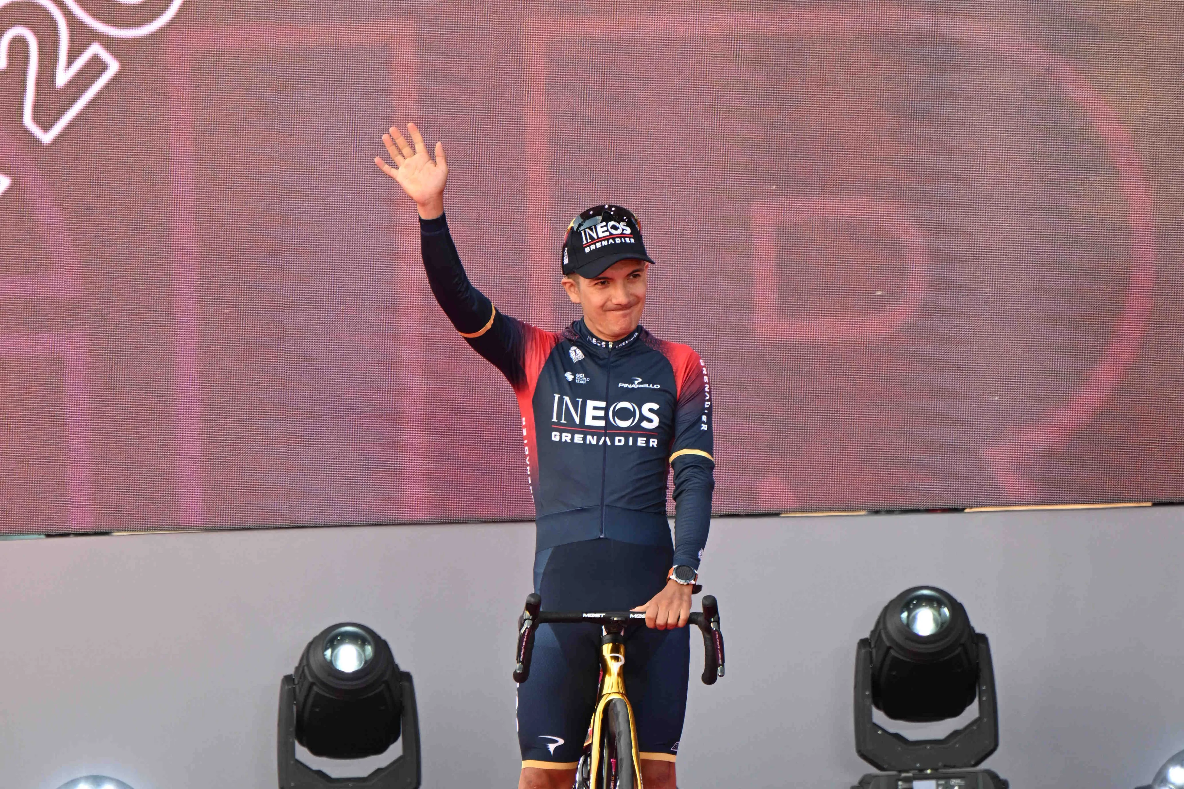 Drie ploegen strijden om Carapaz: 'Denk dat hij na de Giro beslissing maakt'