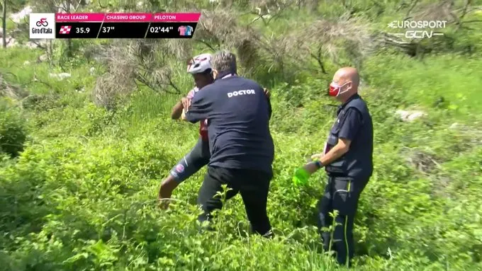 🎥 Schrikken in Giro: Tesfatsion leidt in koers, maar mist volledig de bocht in afdaling