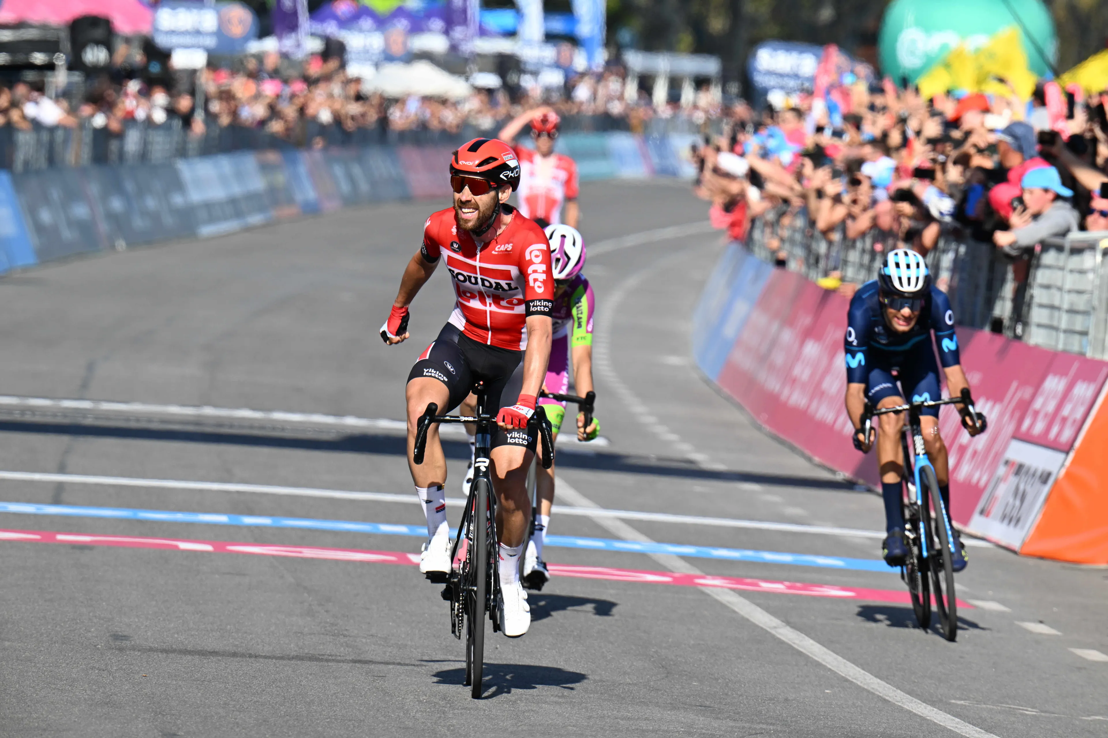 Straaljager De Gendt verpest plannen favorieten en wint Giro-rit, Van der Poel zevende