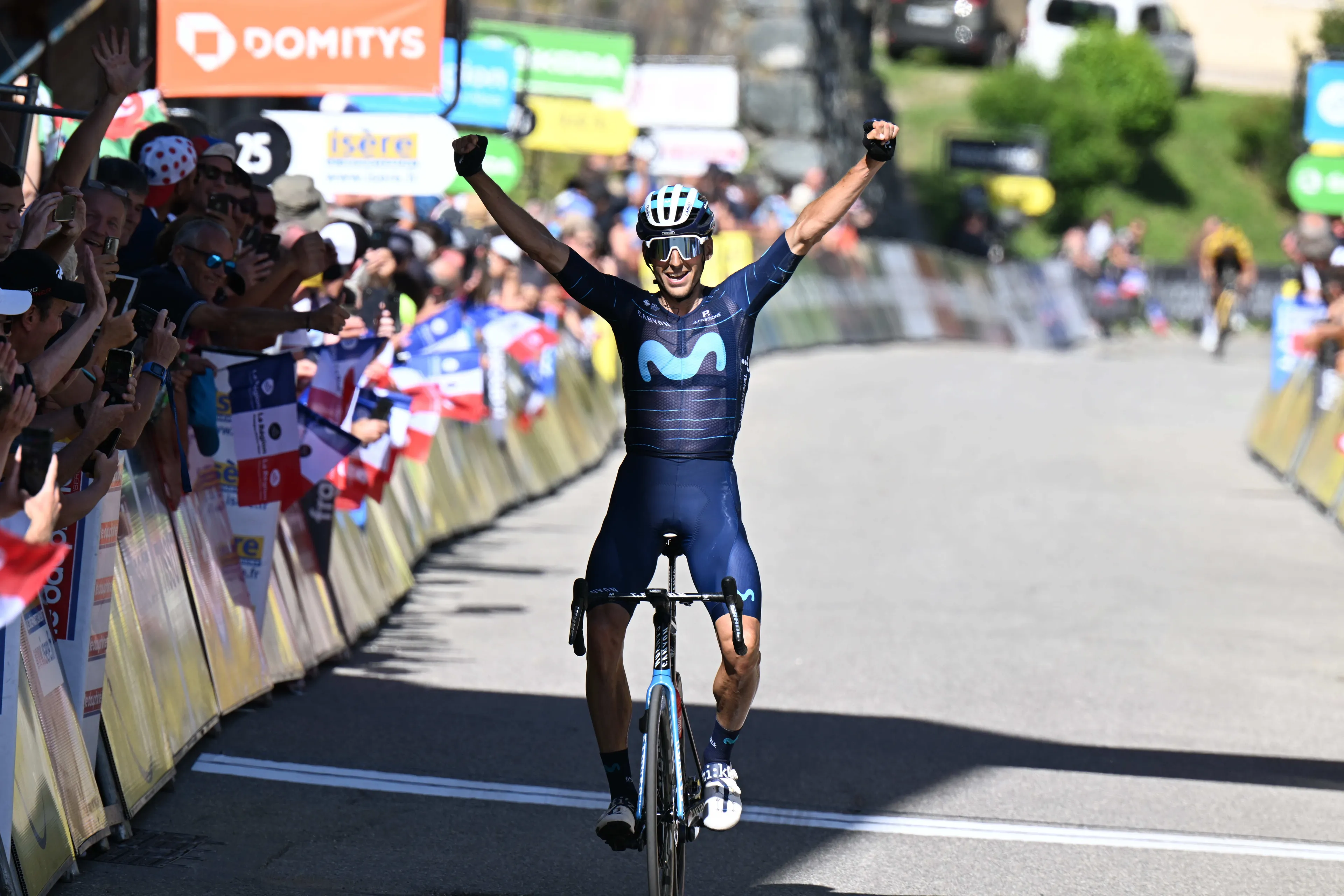 Roglic doet met machtige uitbarsting gooi naar eindzege Dauphiné; vluchter Verona wint rit