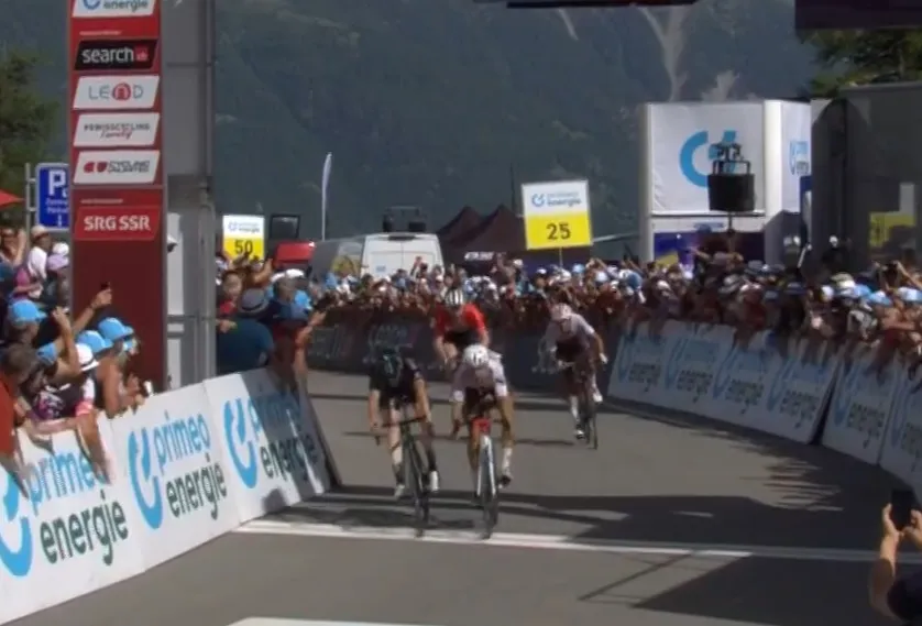 Denz (DSM) frustreert Masnada en wint van Champoussin in Zwitserland, Fuglsang blijft leider