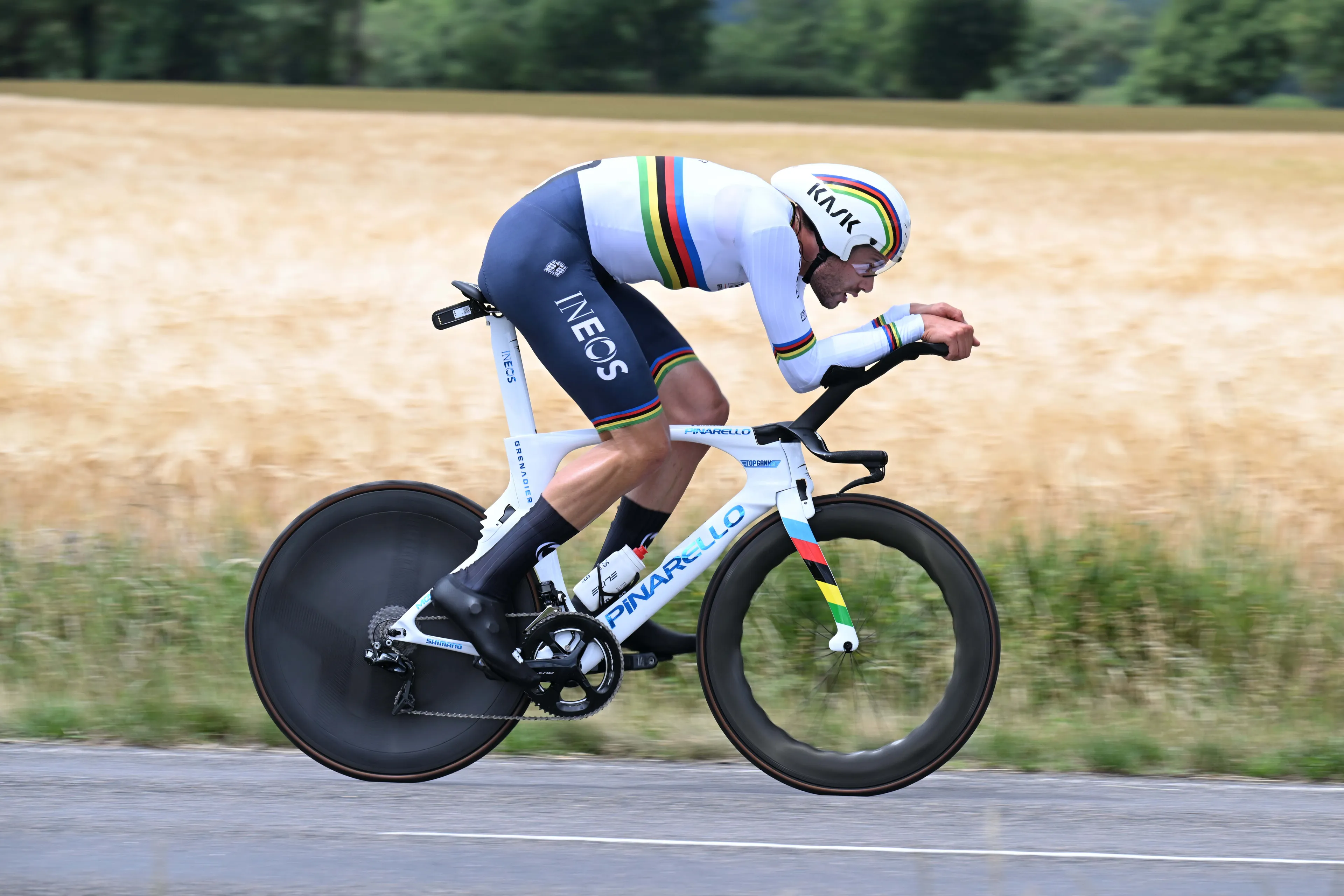 Ganna verslaat Van Aert in schitterend secondenspel; Roglic bij de beste klassementsrenners
