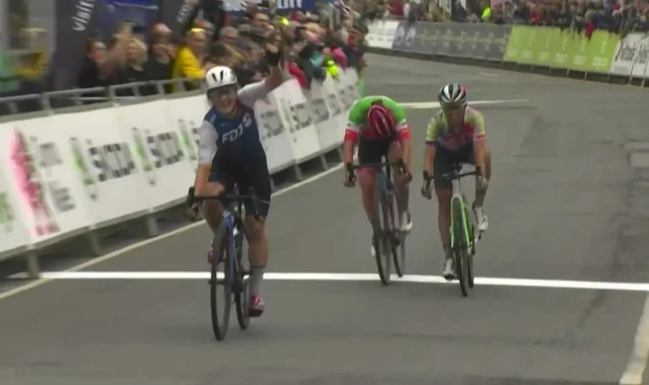 Grace Brown wint vanuit sterke kopgroep rit vier in Women's Tour