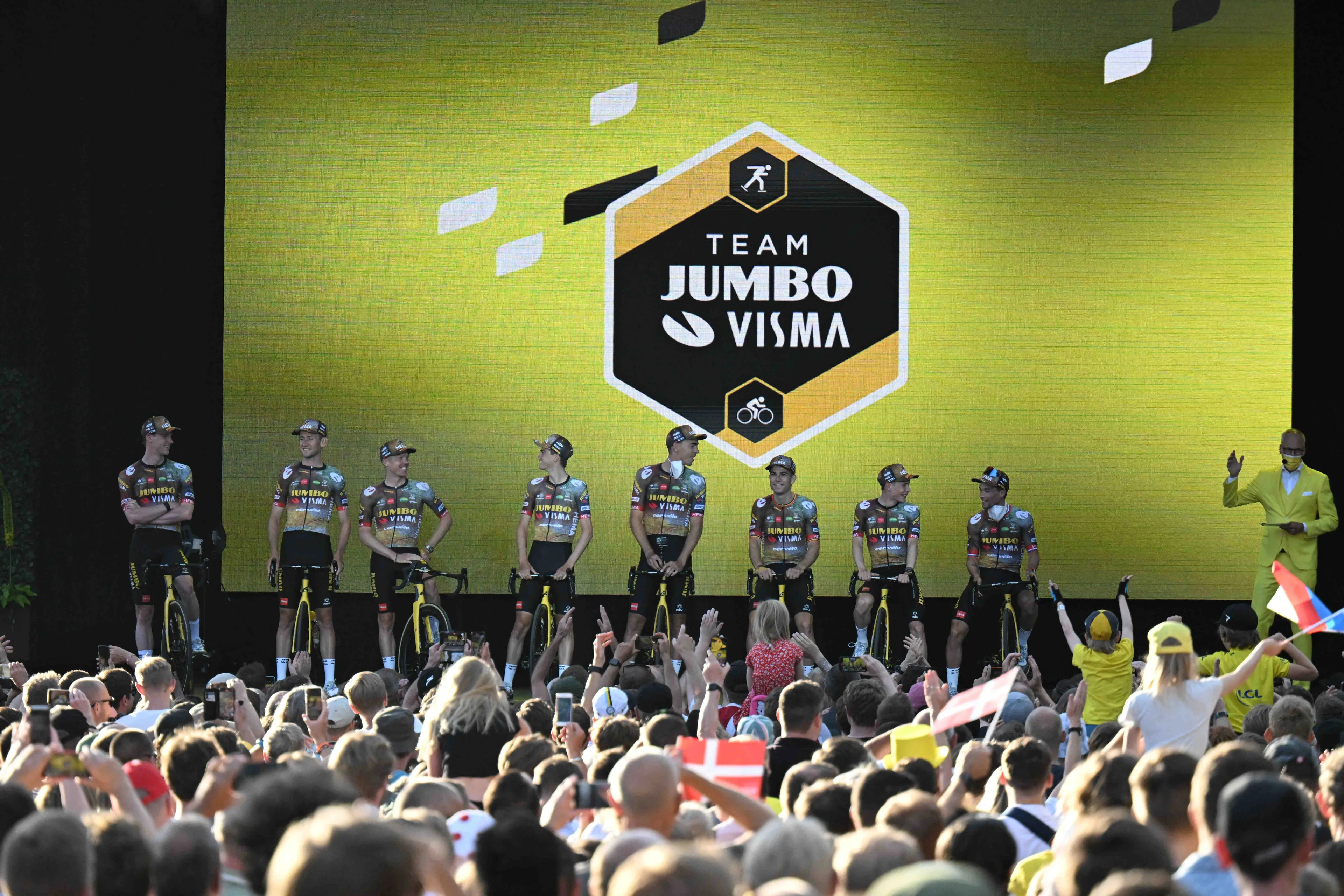 Jumbo blij dat Pogacar geel houdt, ondanks gratis minuut Kämna: 'Daar ging iets niet helemaal goed'