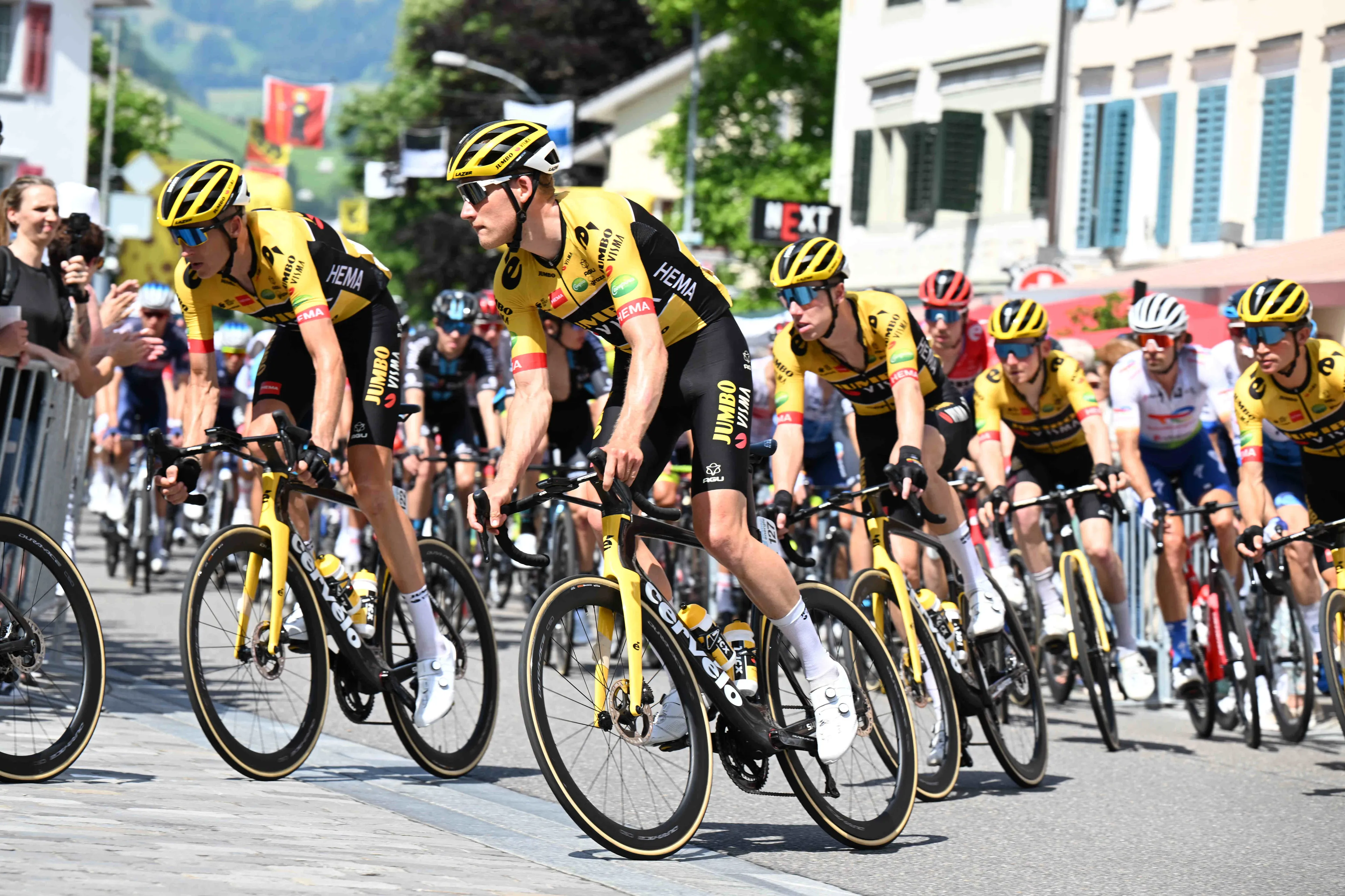 Update | Jumbo-Visma verlaat Ronde van Zwitserland: 'Vier renners positief op coronavirus'