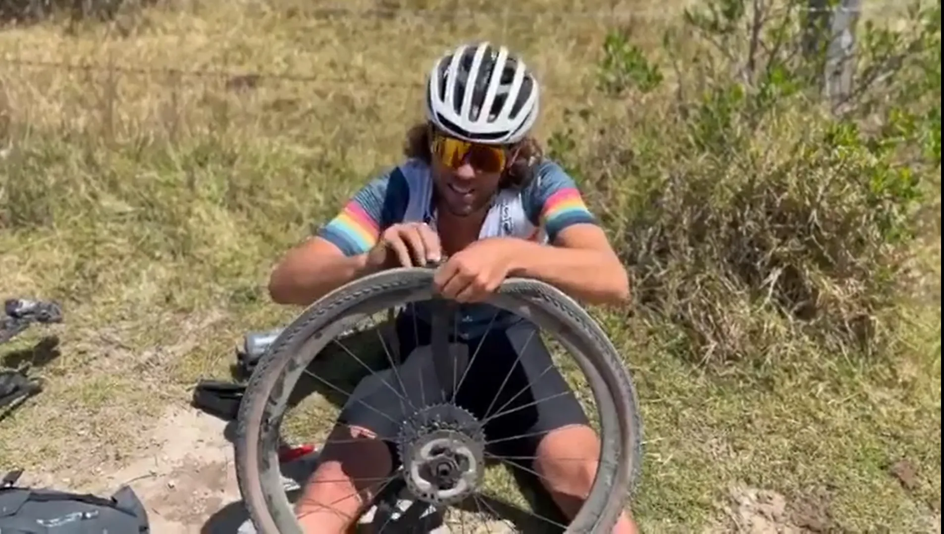 Thomas Dekker 'baalt als een stekker' na drie lekke banden in Unbound Gravel