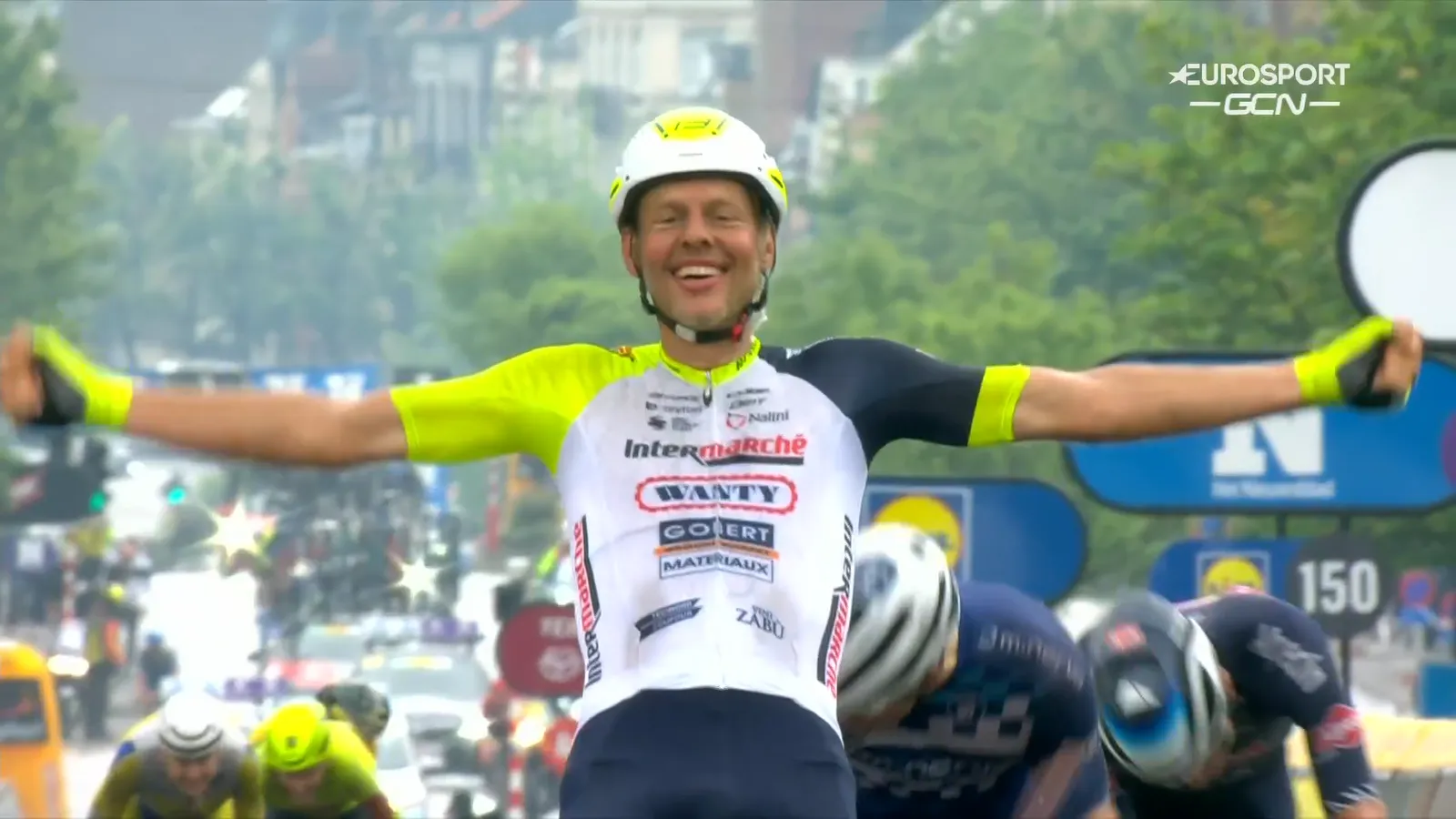 Van der Hoorn schokschoudert met ultieme jump over Willems voor winst in Brussels Cycling Classic