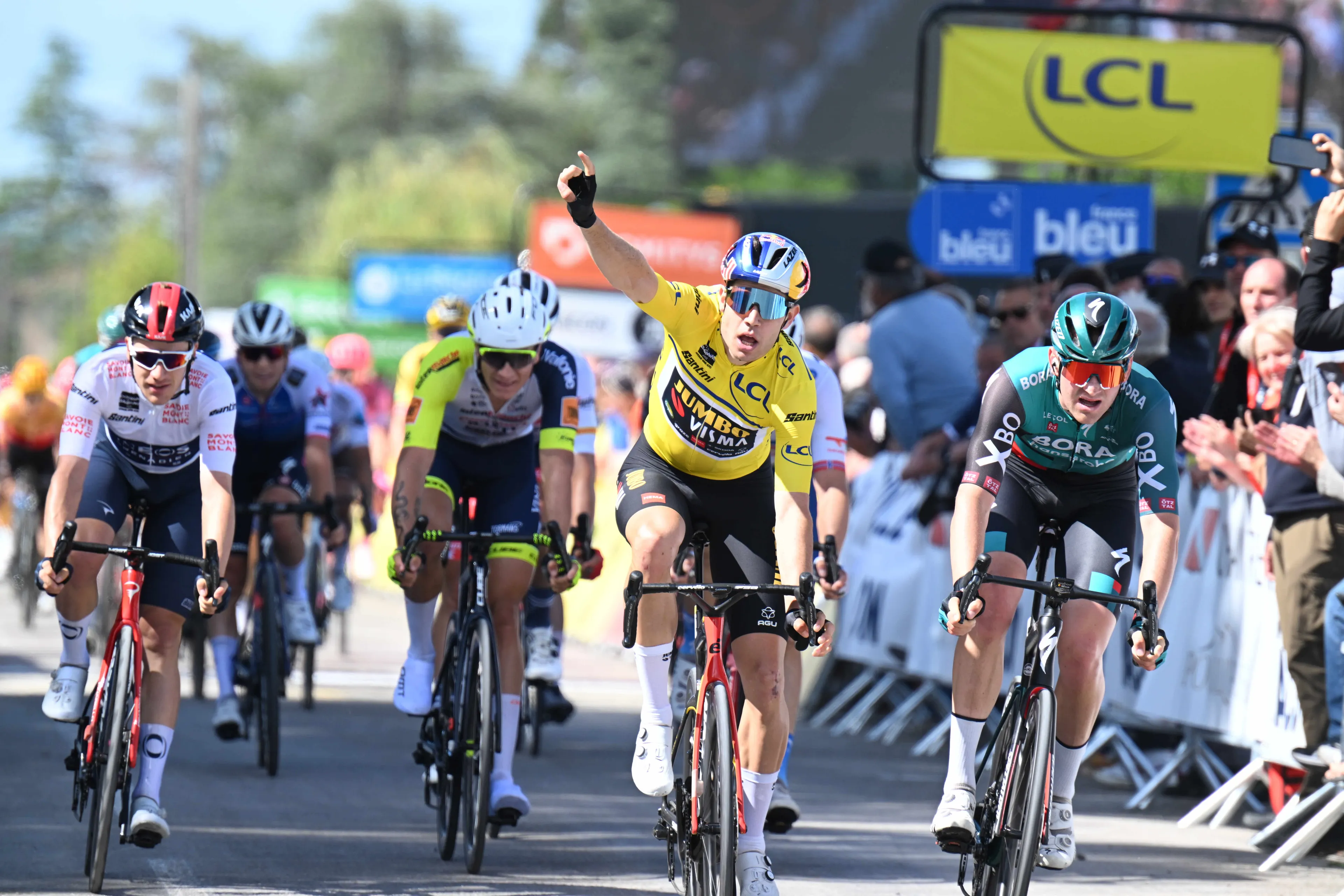 Van Aert boekt tweede ritzege in Dauphiné na ijzingwekkende thriller van een finale