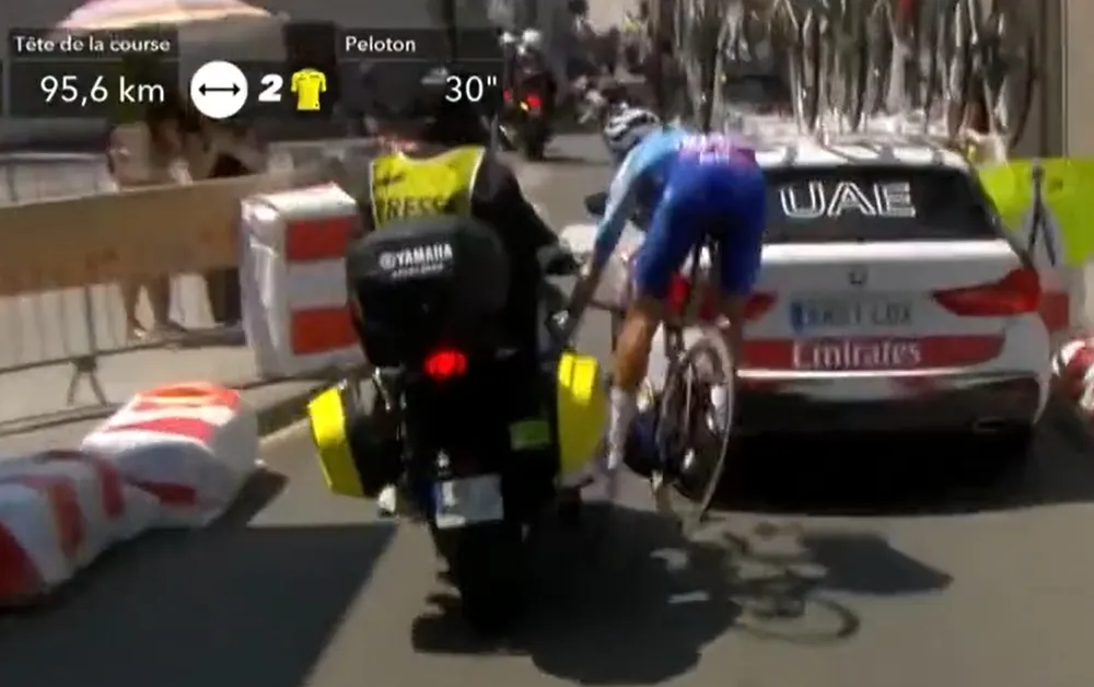 🎥 Bauer en Eekhoff komen met schrik vrij na harde botsingen met motard en auto in Tour de France
