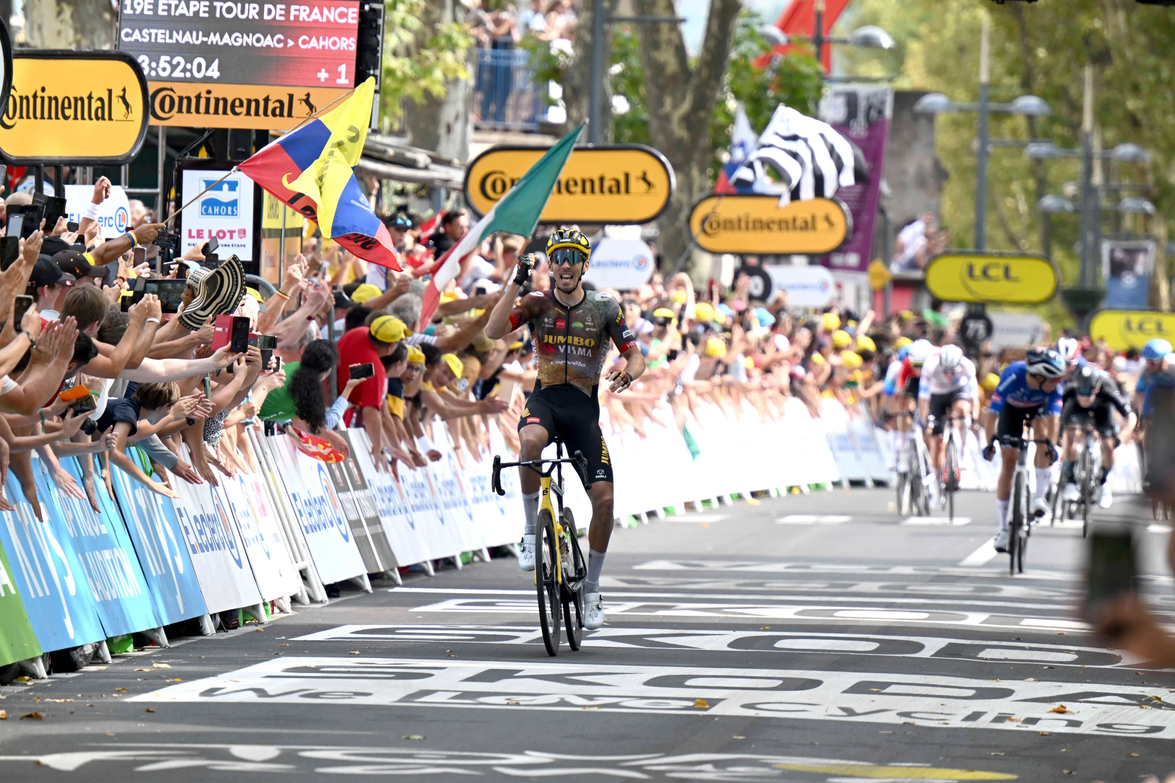 Loeisterke Laporte maakt Jumbo-Visma-feest compleet met late uitval in negentiende Touretappe