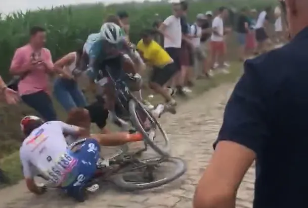 🎥 Wat de televisiekijker niet zag: Gogl en Oss uit koers na keiharde val met fan (en Van Poppel)