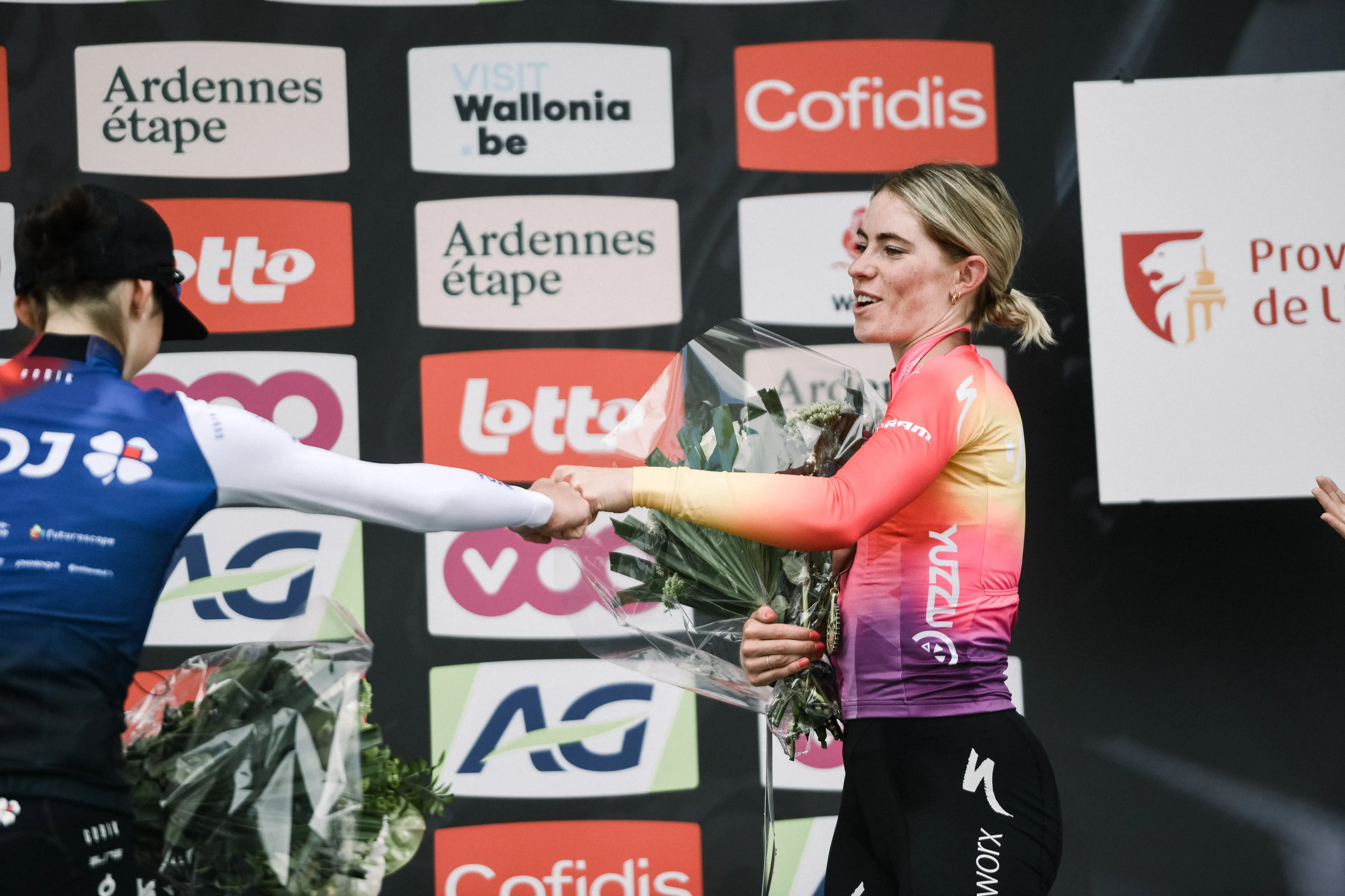 Vollering over niet rijden na lekke band Van Vleuten: 'Ze gaat haar inspanningen voelen richting het einde'