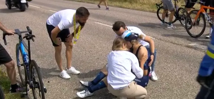 🎥 Wéér crash in Tour de France Femmes: Norsgaard uit koers, Bastianelli huilend op de fiets