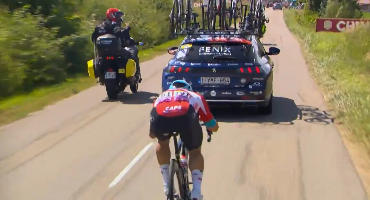 🎥 Ewan keert terug in peloton achter volgwagen Alpecin, beide partijen krijgen fikse boete
