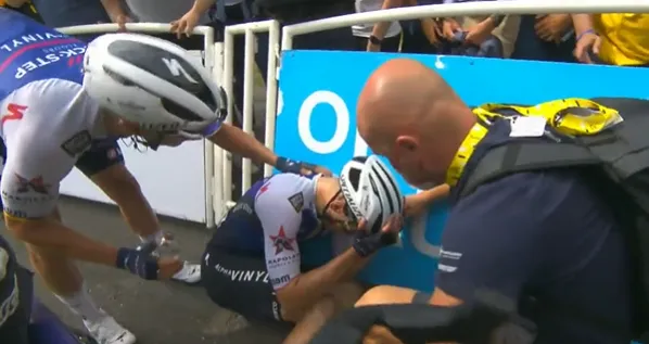 🎥 Gefinishte ploegmaten schreeuwen totaal kapotte Jakobsen over de meet, nét voor de tijdslimiet