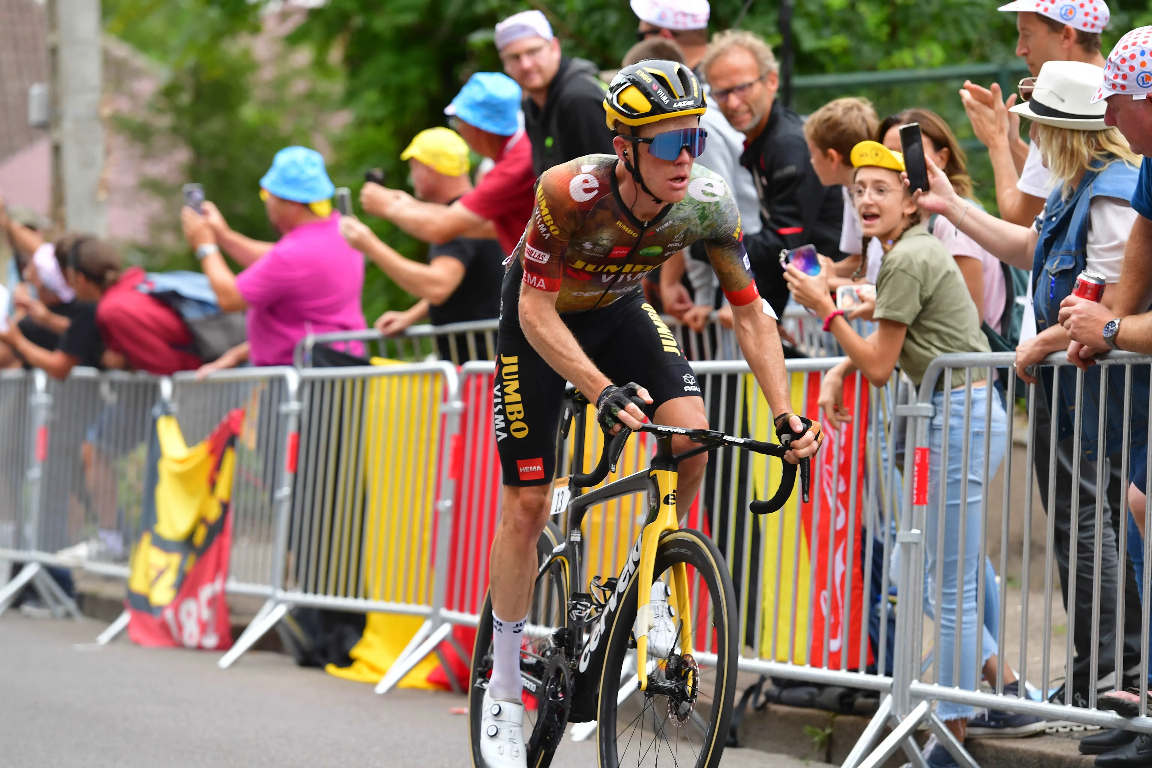 Kruijswijk spreekt niet van foute tactiek: 'Niemand zou ons gaan helpen als Wout in peloton zat'
