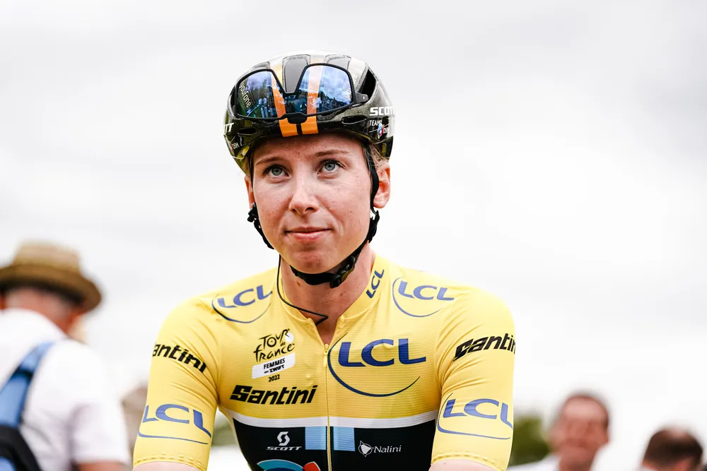 Wiebes kon niet mee met kopgroep en verliest geel: 'Moest even herstellen na de tussensprint'