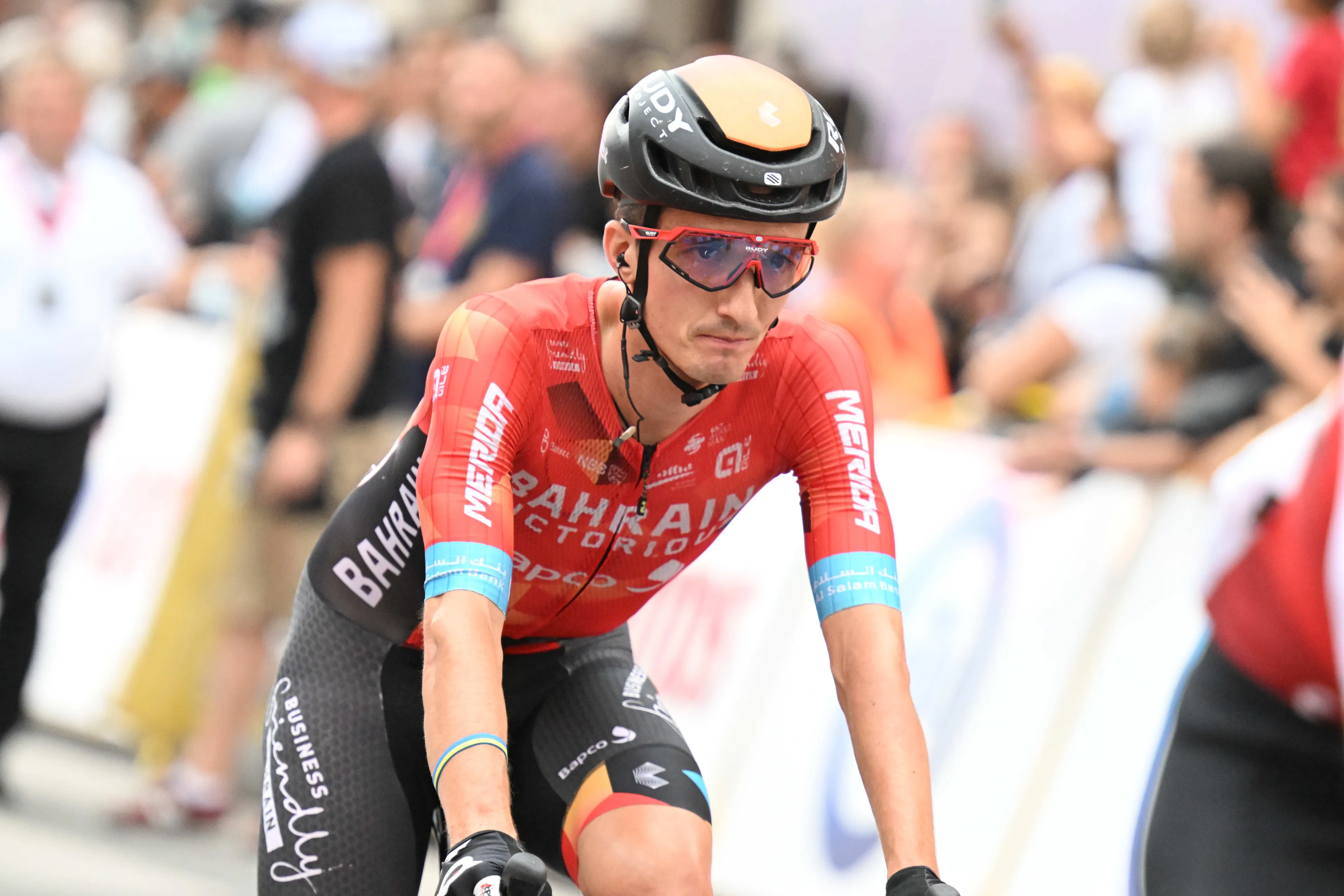 Bilbao sprint vanuit selecte groep naar ritwinst in Duitsland, Adam Yates pakt eindzege