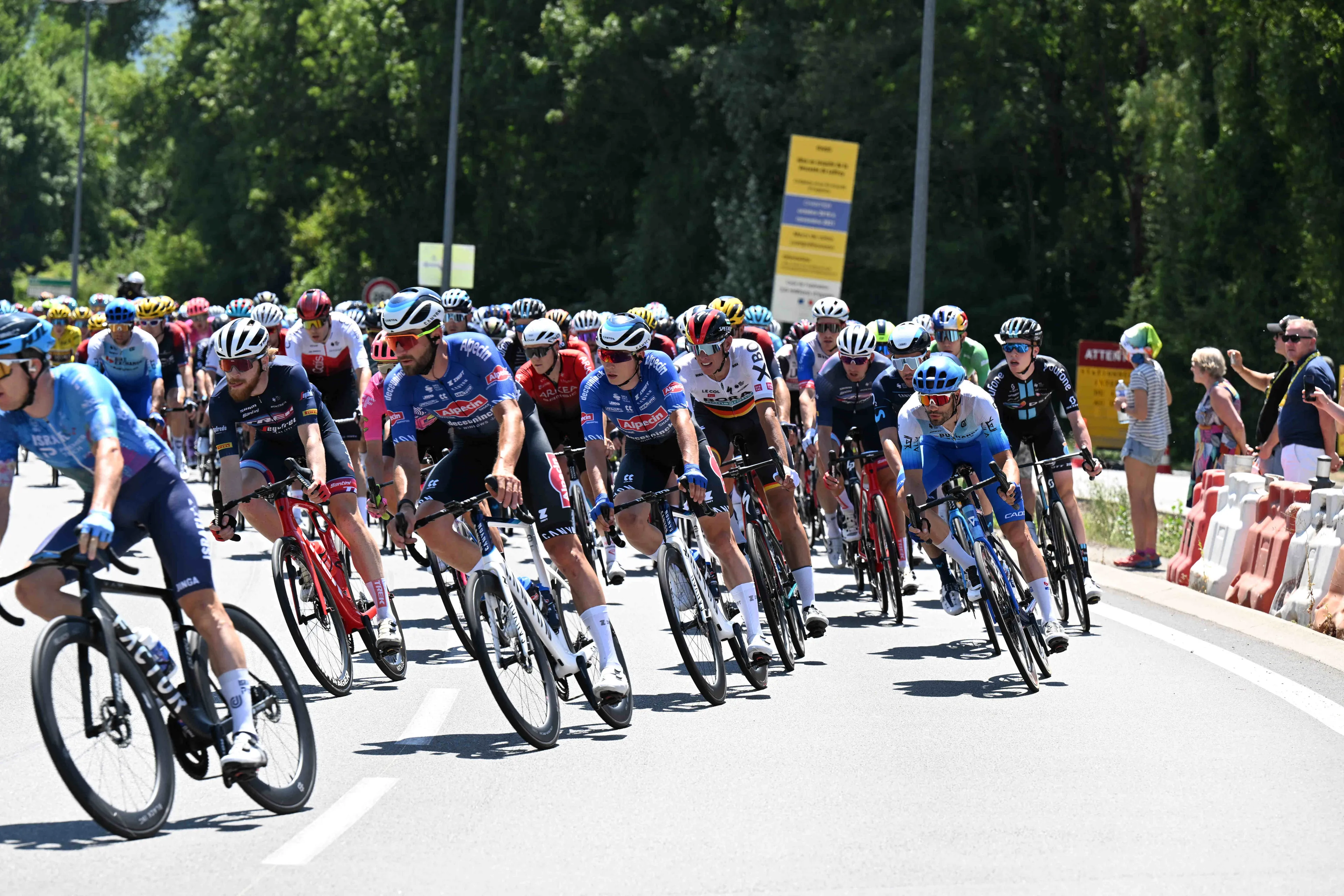 Boetes en tijdstraffen Tour de France 2022 | Peloton te druk met koers en hitte voor overtredingen