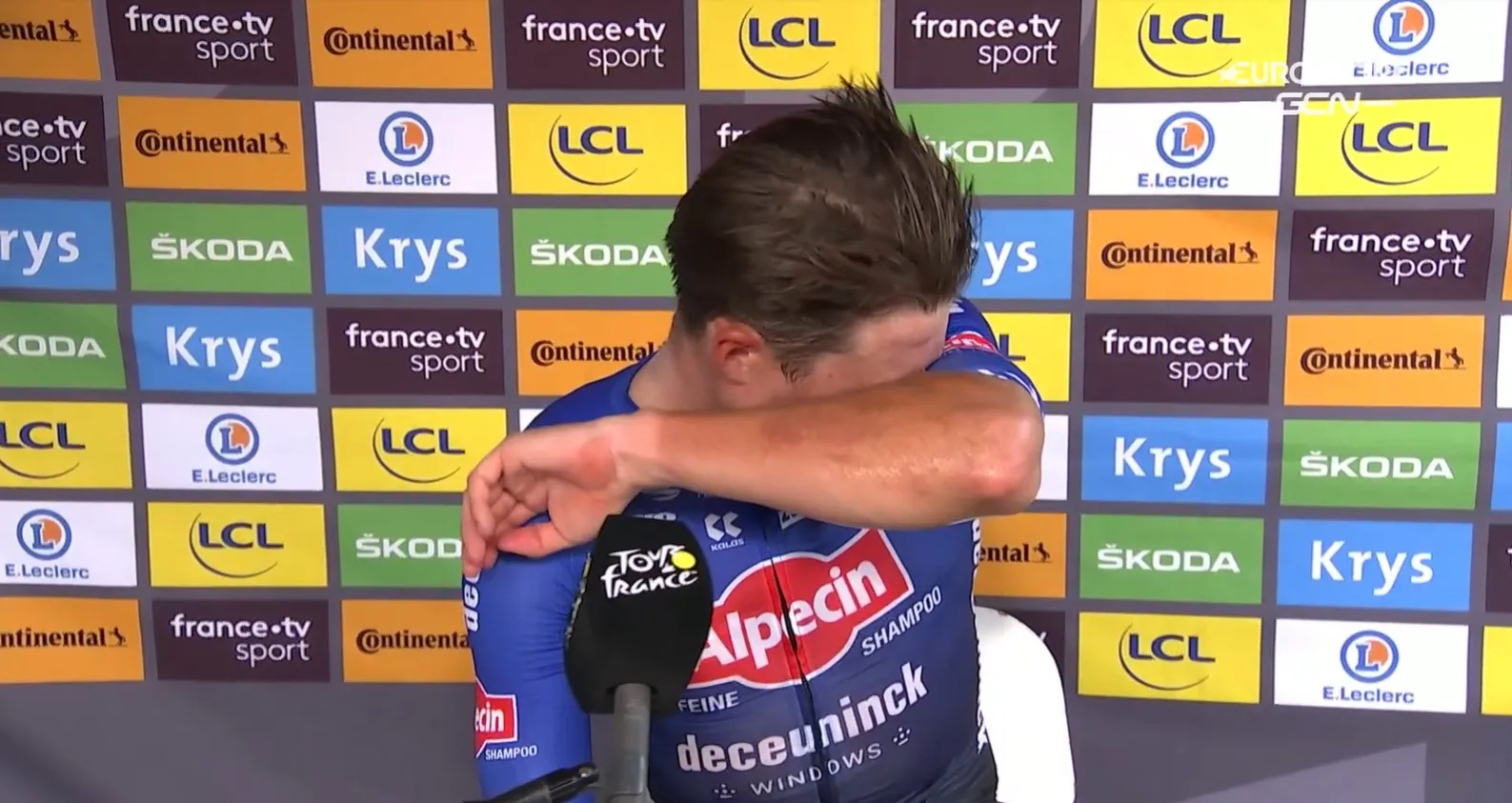 Philipsen in tranen na prachtige ritzege: 'Het was een lange zoektocht naar deze overwinning'