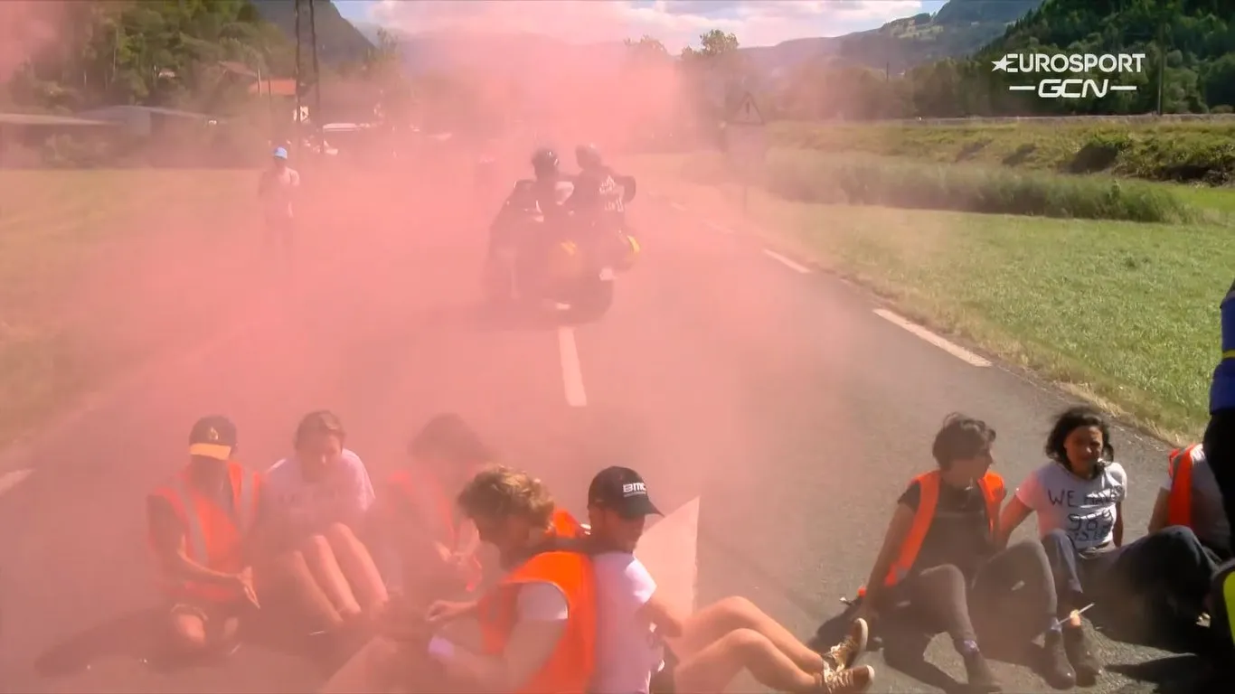 Tiende etappe Tour de France lag stil door vastgeketende demonstranten op de weg