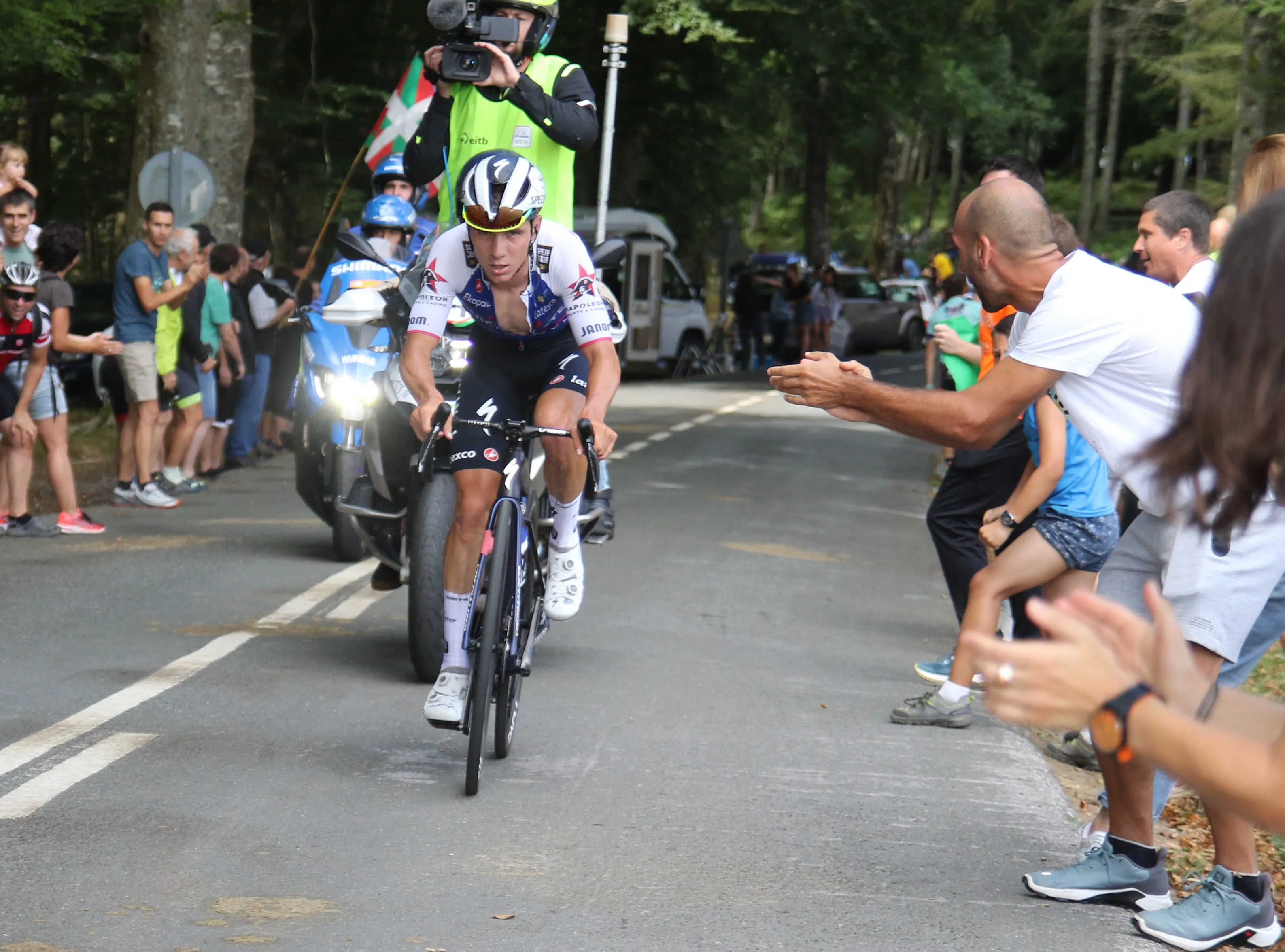 Gespot op Strava: Evenepoel en Van Vleuten verpulveren records tijdens weergaloze solo's