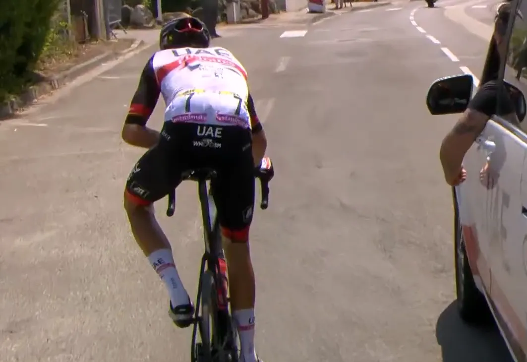 Nieuwe opdoffer voor UAE: Soler, die brakend op zijn fiets zat, finisht buiten tijd en moet naar huis