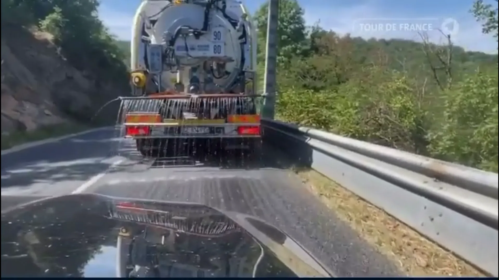 LIVE etappe 15 Tour de France 2022 | Giga-hitte in Frankrijk, '10.000 liter water op het wegdek'