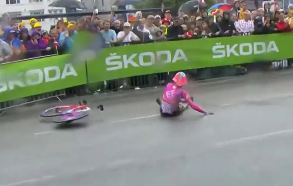 🎥 Drama voor Bissegger in tijdrit Tour de France: favoriet voor dagzege valt twee keer