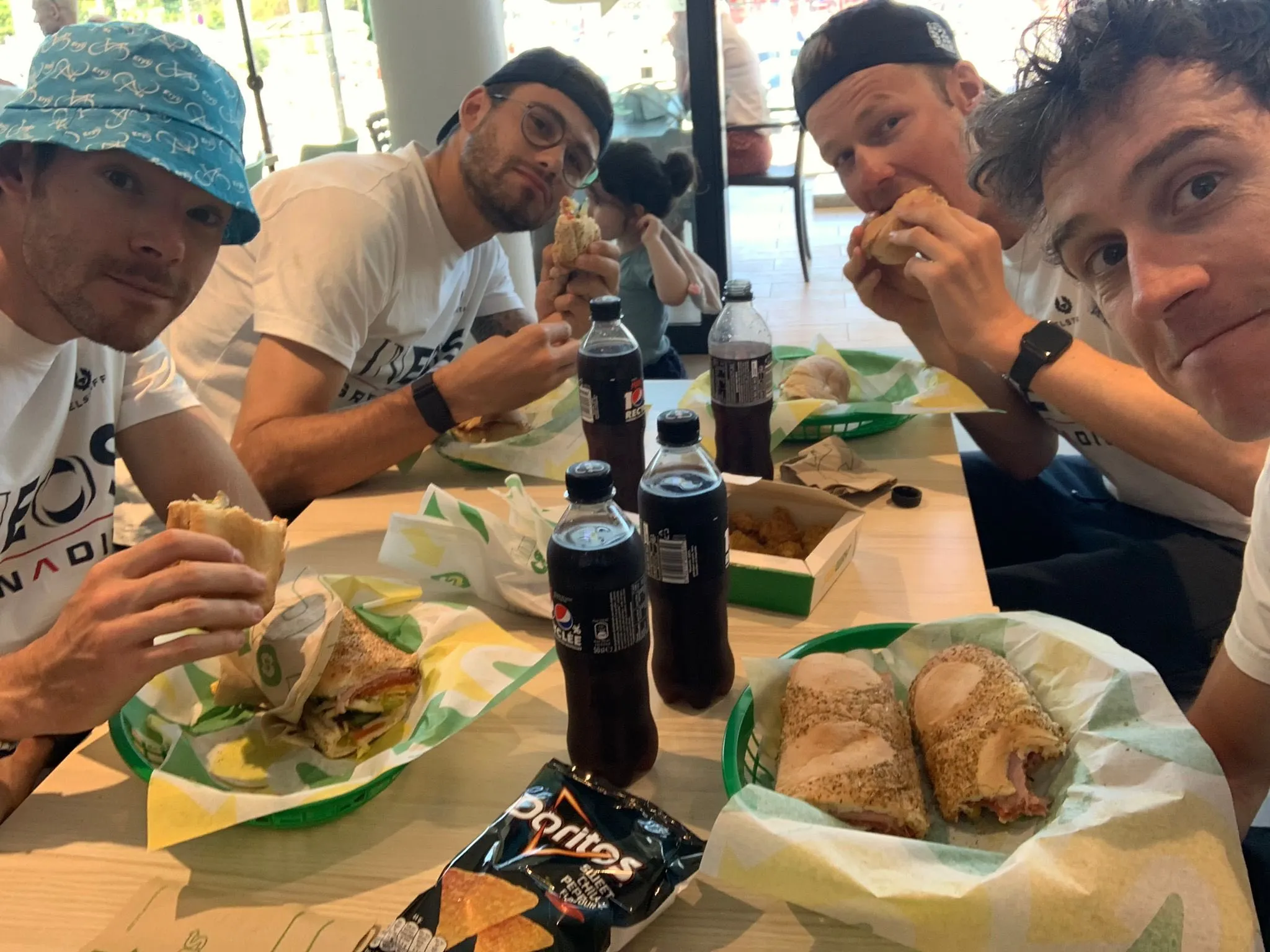 🎥 Laatste dag Tour de France: aanval Van Aert en Pogacar, INEOS eet Subway-broodjes