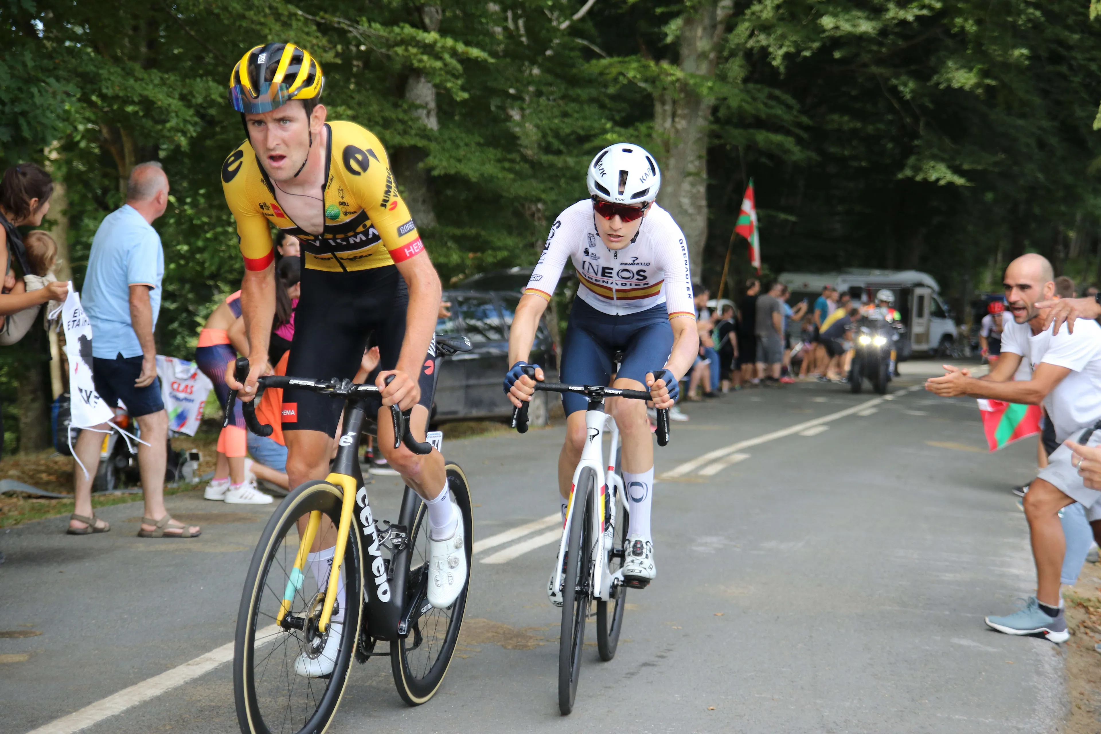 Benoot werkt op fietsvakantie aan herstel: 'Vriend in betere conditie dan ik'