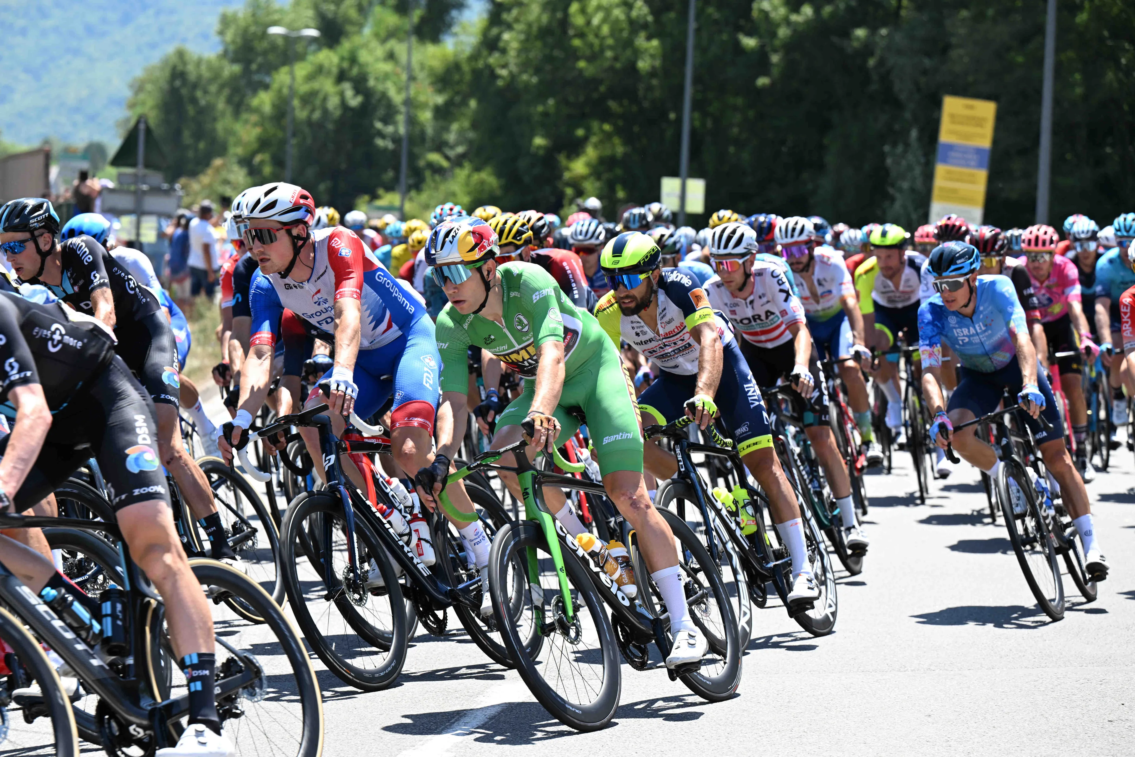 Van Aert hield zich afzijdig, ondanks goede benen: 'Dat was een goede tactiek'