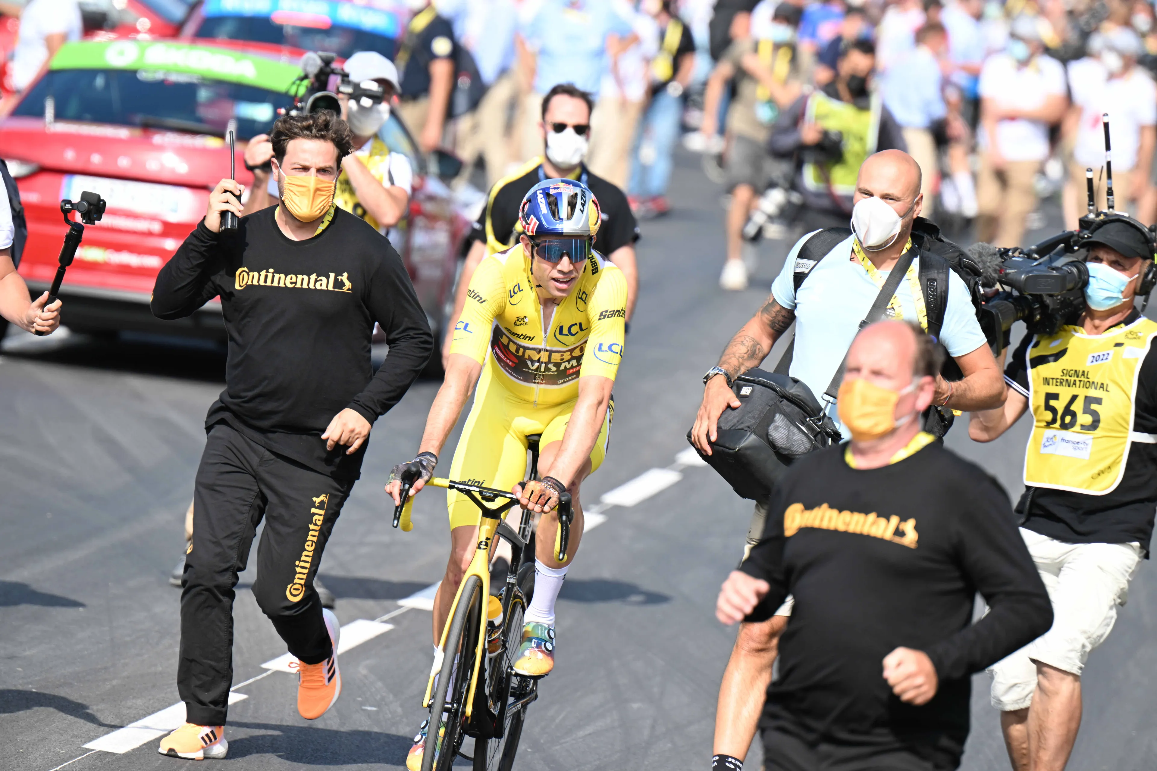 Van Aert beetje geagiteerd na zoveelste vraag over Van Baarle en over aanbellende fans bij hem thuis