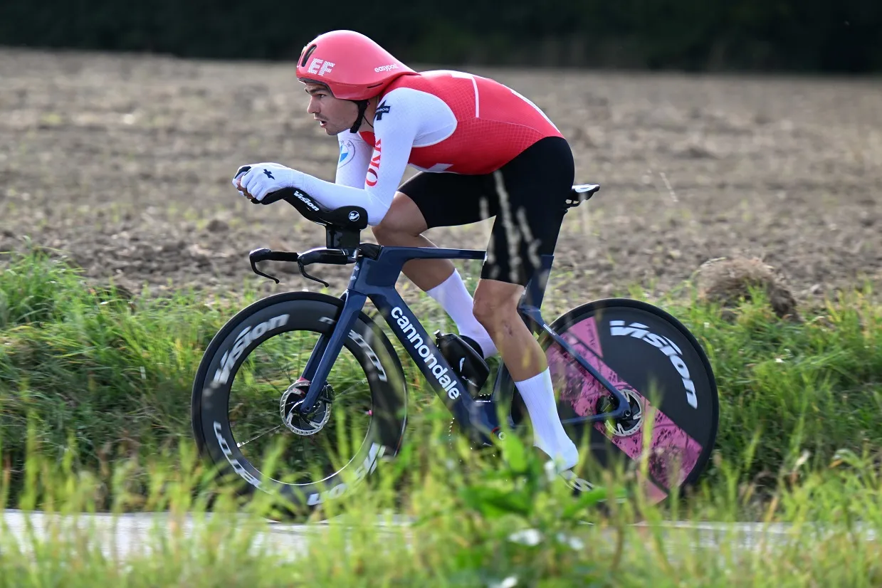 Bissegger verslaat landgenoot Küng met halve seconde en kroont zich tot Europees kampioen tijdrijden