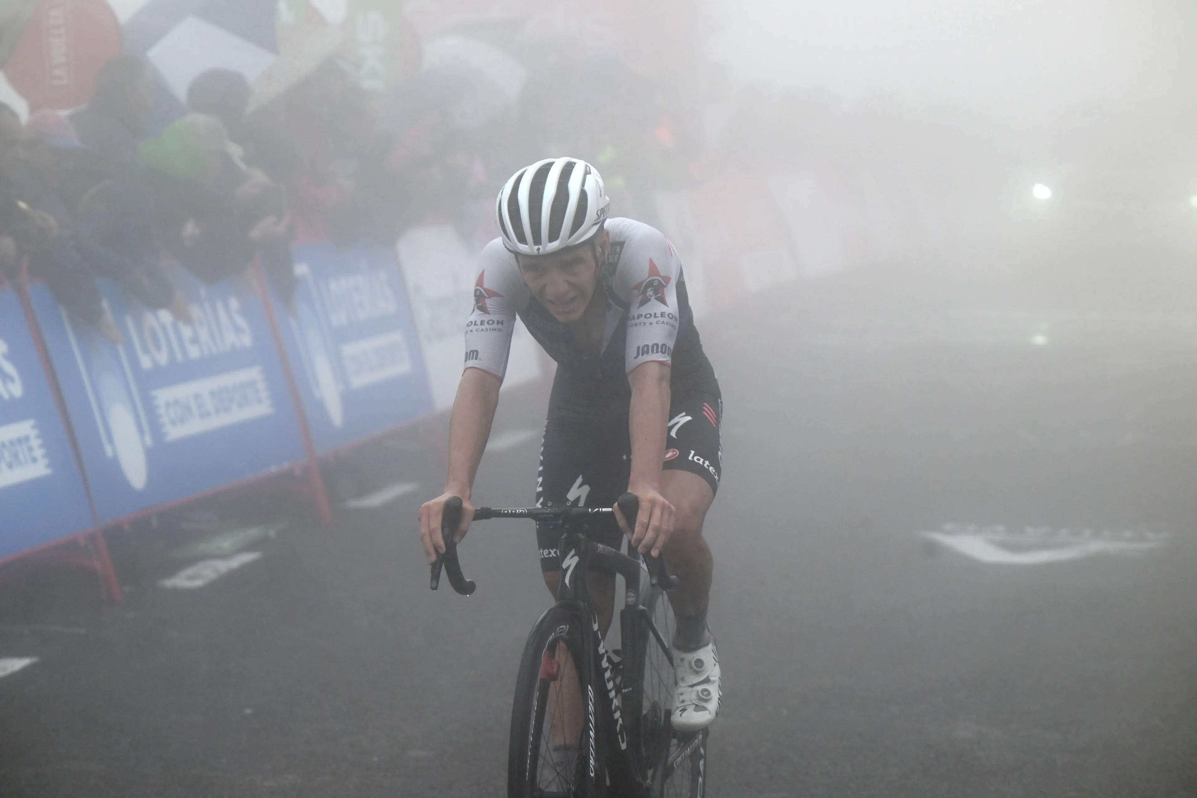 Evenepoel verovert rode trui: 'Eén van mijn beste prestaties op de fiets ooit'