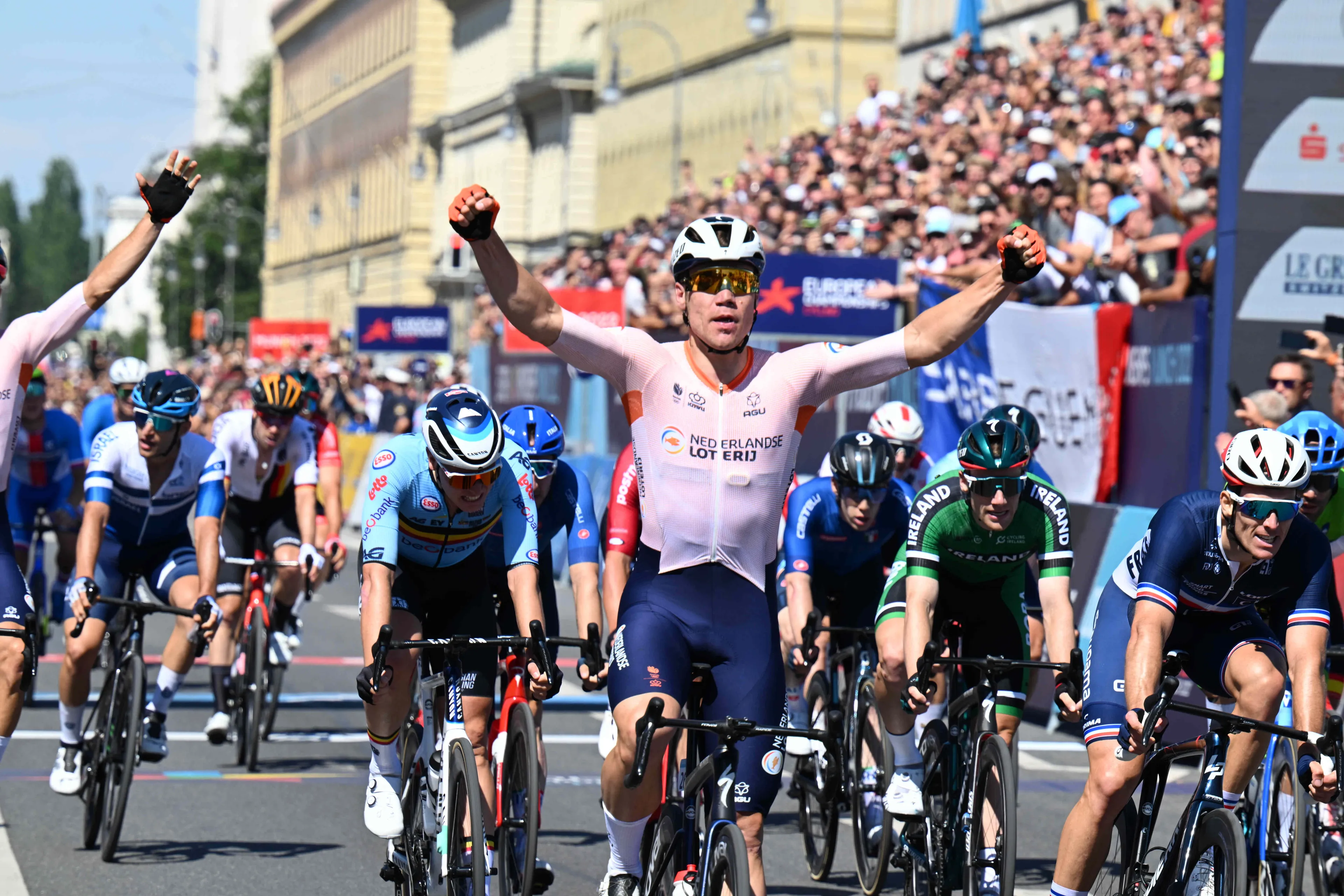 Jakobsen bekroont seizoen met Europese titel na echte machtssprint