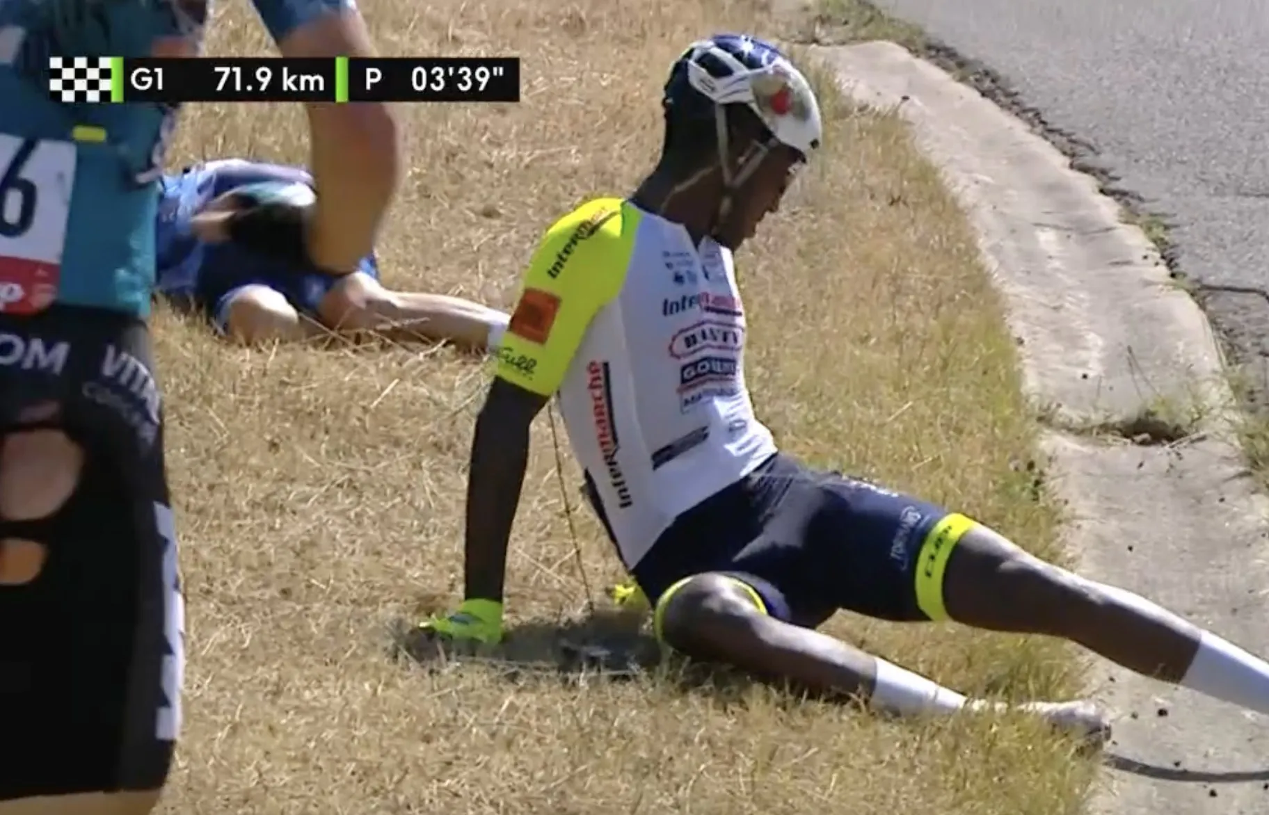 🎥 Enorme crash in Circuit Franco Belge: Nizzolo geeft op, Girmay ligt er weer bij