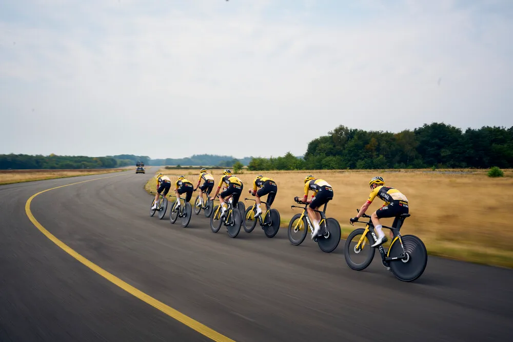 Jumbo-Visma imponeert in ploegentijdrit, Gesink is eerste leider