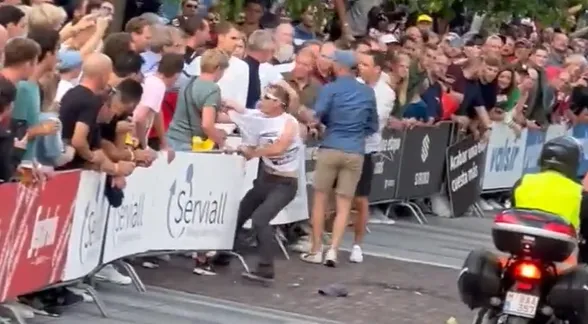 🎥 Klimaatdemonstranten probeerden Vueltastart INEOS te dwarsbomen, maar supporters voorkomen dat