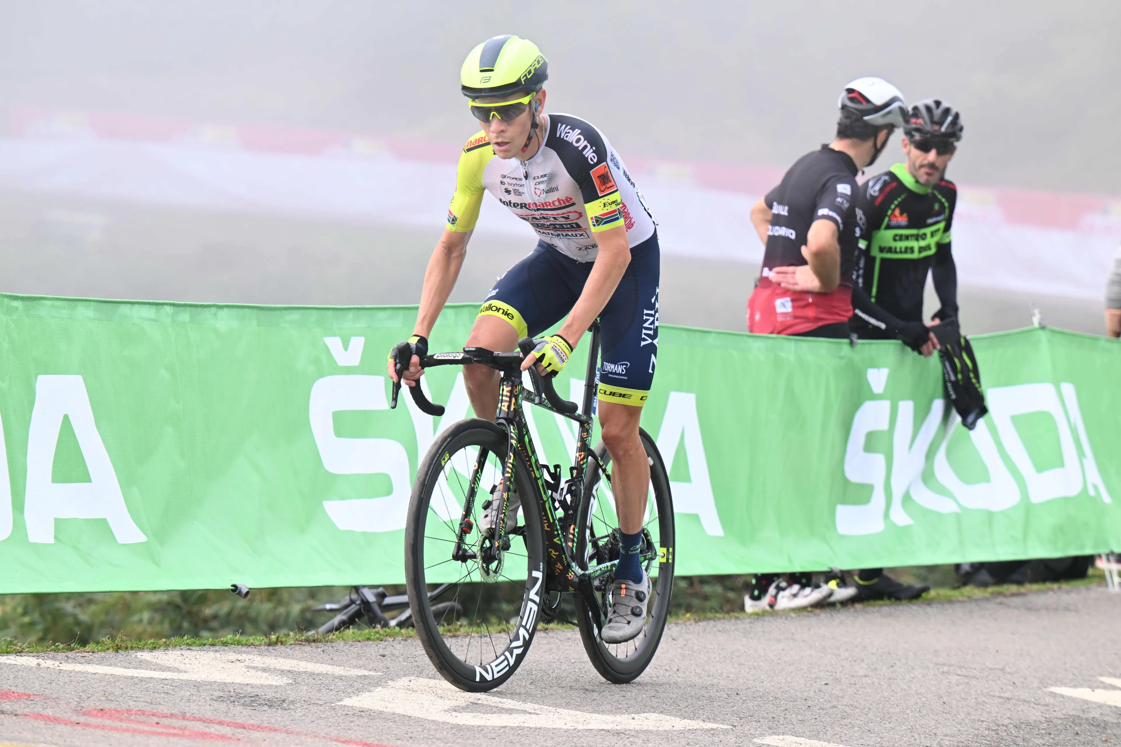 Meintjes rondt dag in kopgroep af met mooie ritzege in Vuelta, Evenepoel deelt mokerslag uit