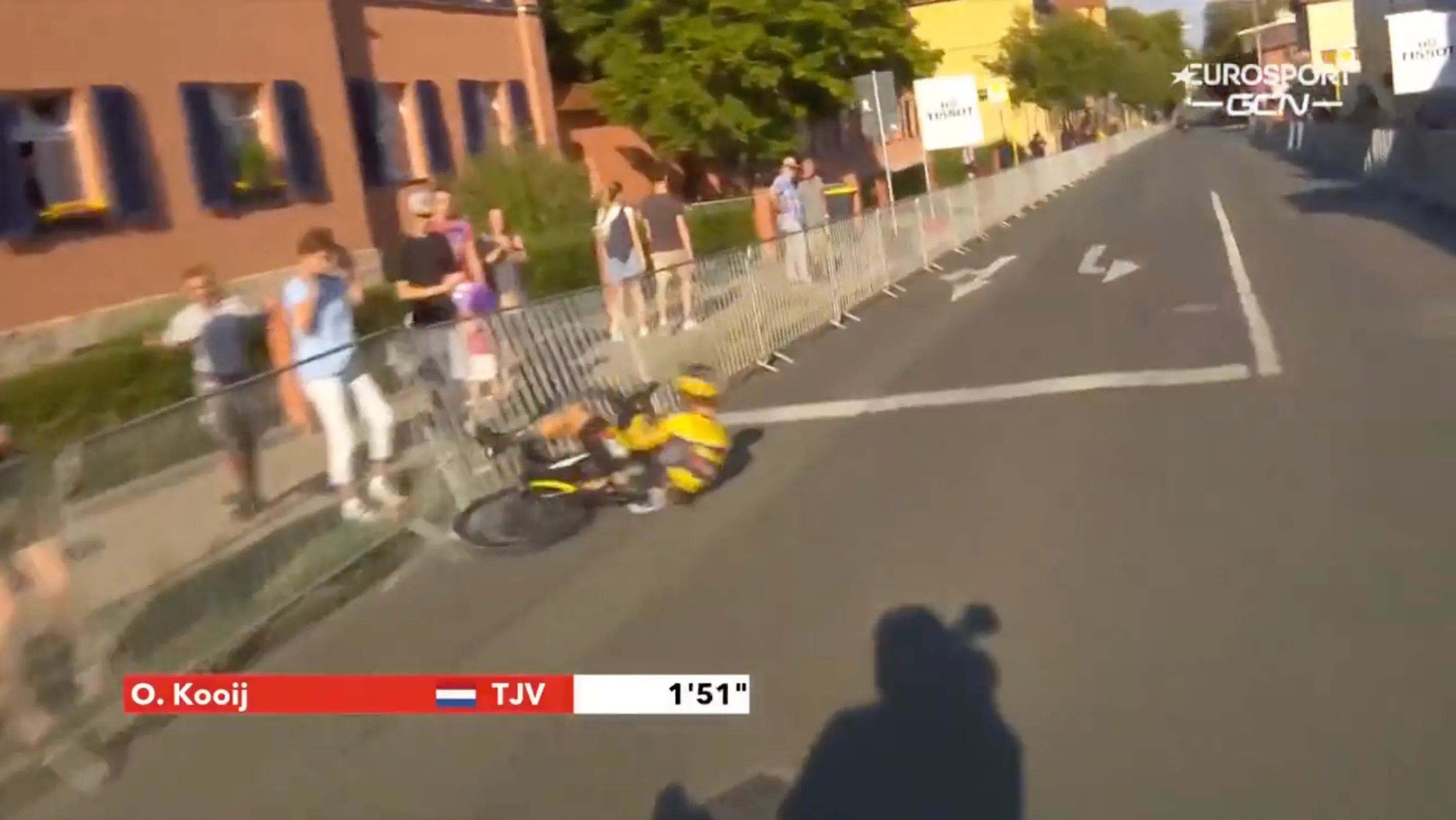 🎥 Auwch! Kooij gaat hard onderuit in proloog Ronde van Duitsland