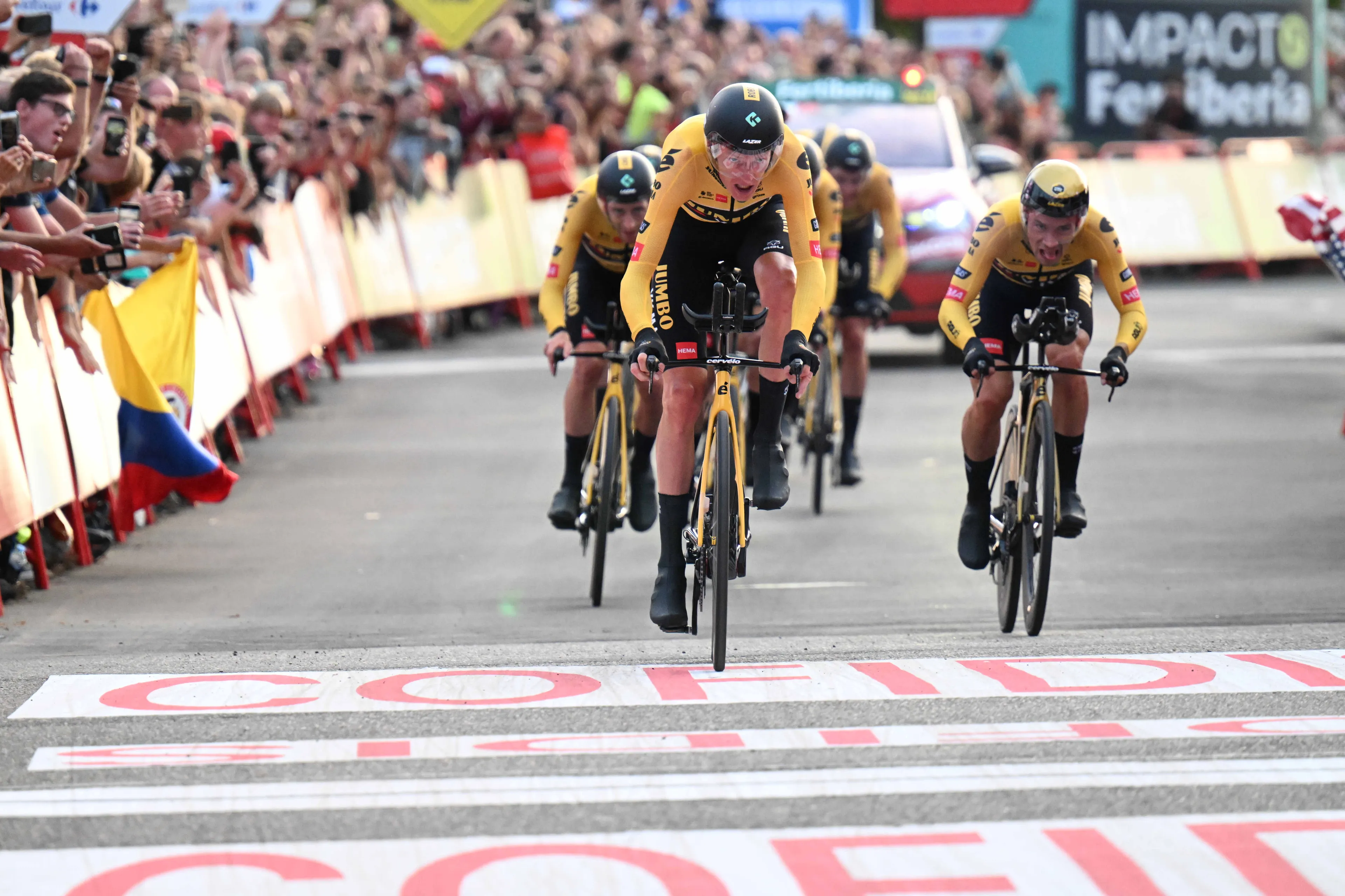 Jumbo-Visma imponeert in ploegentijdrit, Gesink is eerste leider