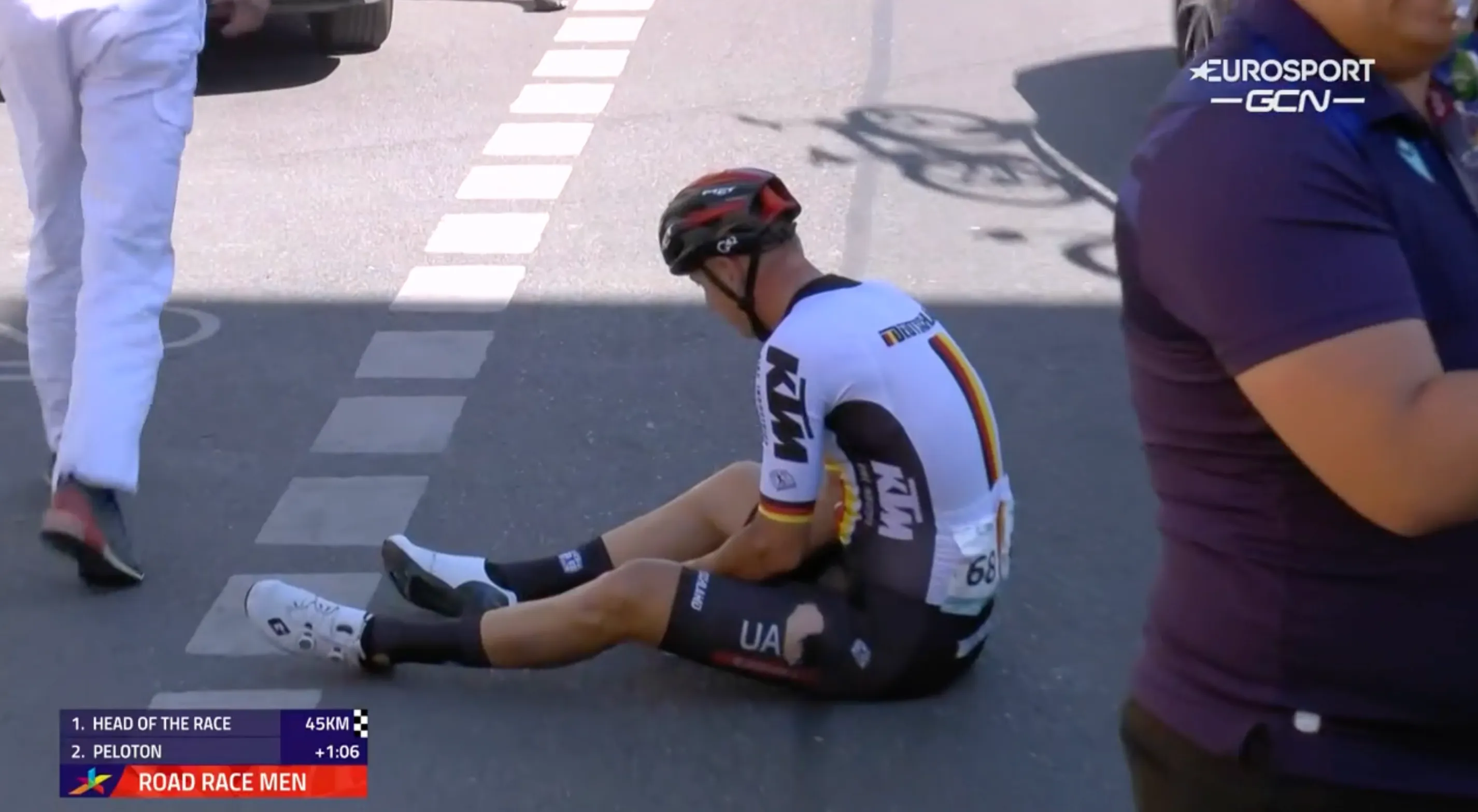 LIVE wegrit mannen EK Wielrennen 2022 |Ackermann gaat tegen de grond en blijft zitten