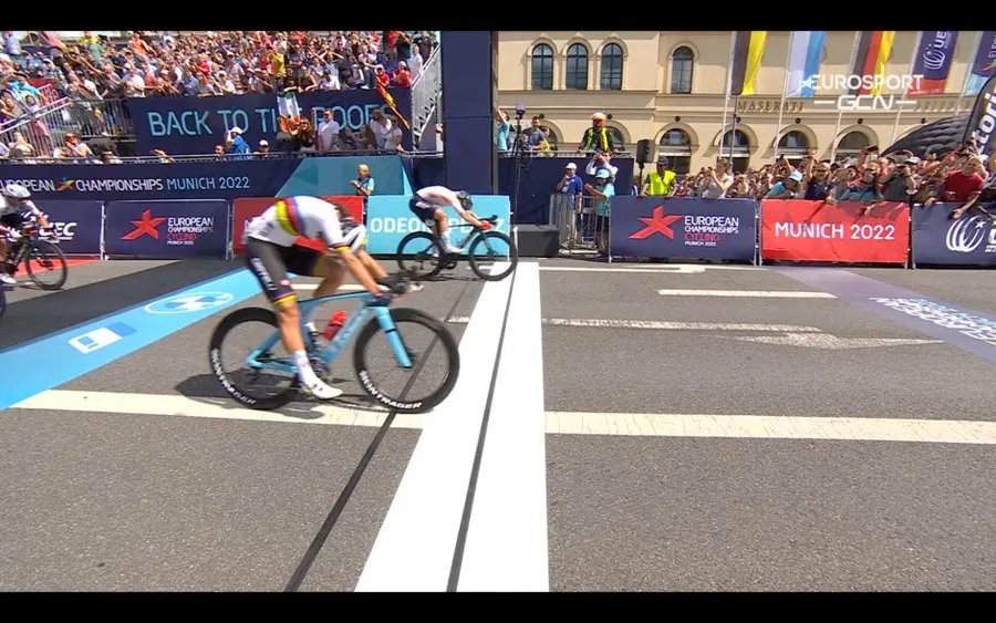 Wiebes rondt perfect werk nationale ploeg af en is Europees kampioene op de weg