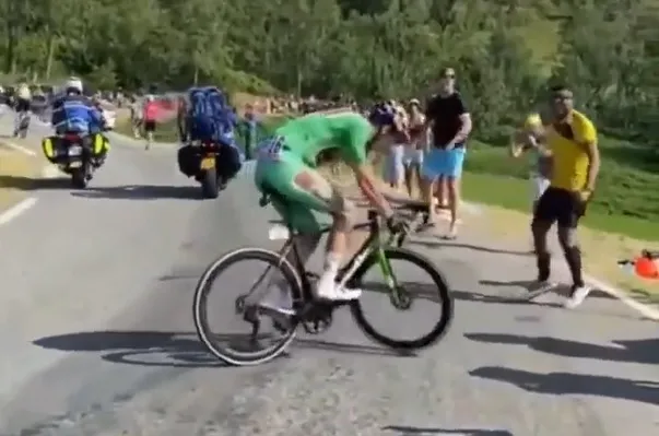 🎥 Wout geparkeerd! Hoe Van Aert even volledig naar de vaantjes was na inspanning voor Vingegaard