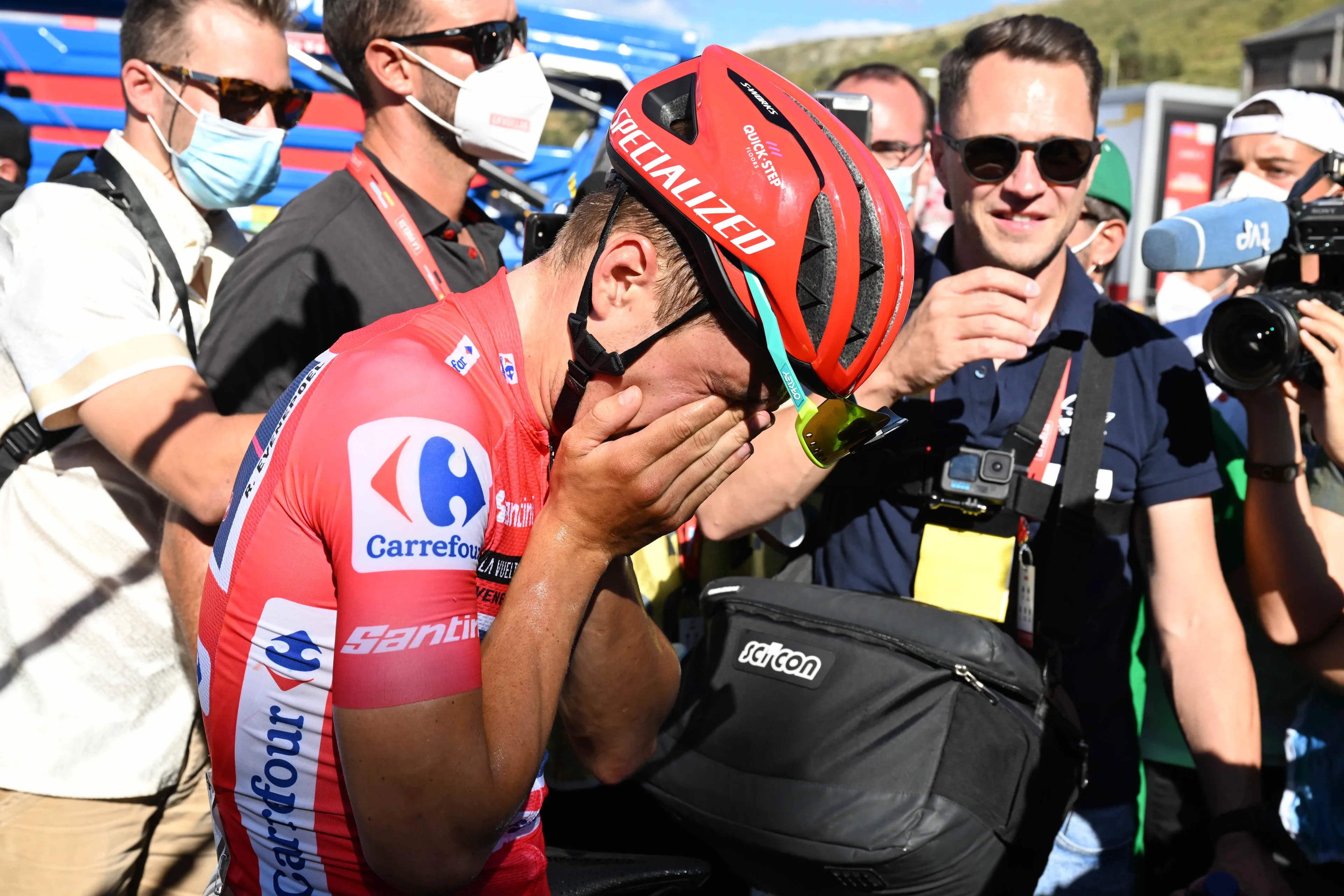 Evenepoel legt link met voetballer Benzema na winnen Velo d'Or, Van Vleuten ziet het vanuit Kenia als eer