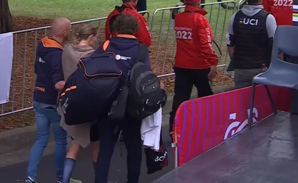 Van Vleuten verklaart: 'Mijn voorwiel explodeerde, ik maak me zorgen om mijn rechterarm'