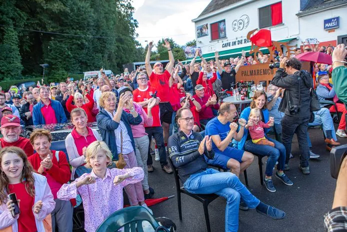 Waar een klein dorp groot in kan zijn: Schepdaal compleet omgetoverd tot 'Remco-dorp', feest alom
