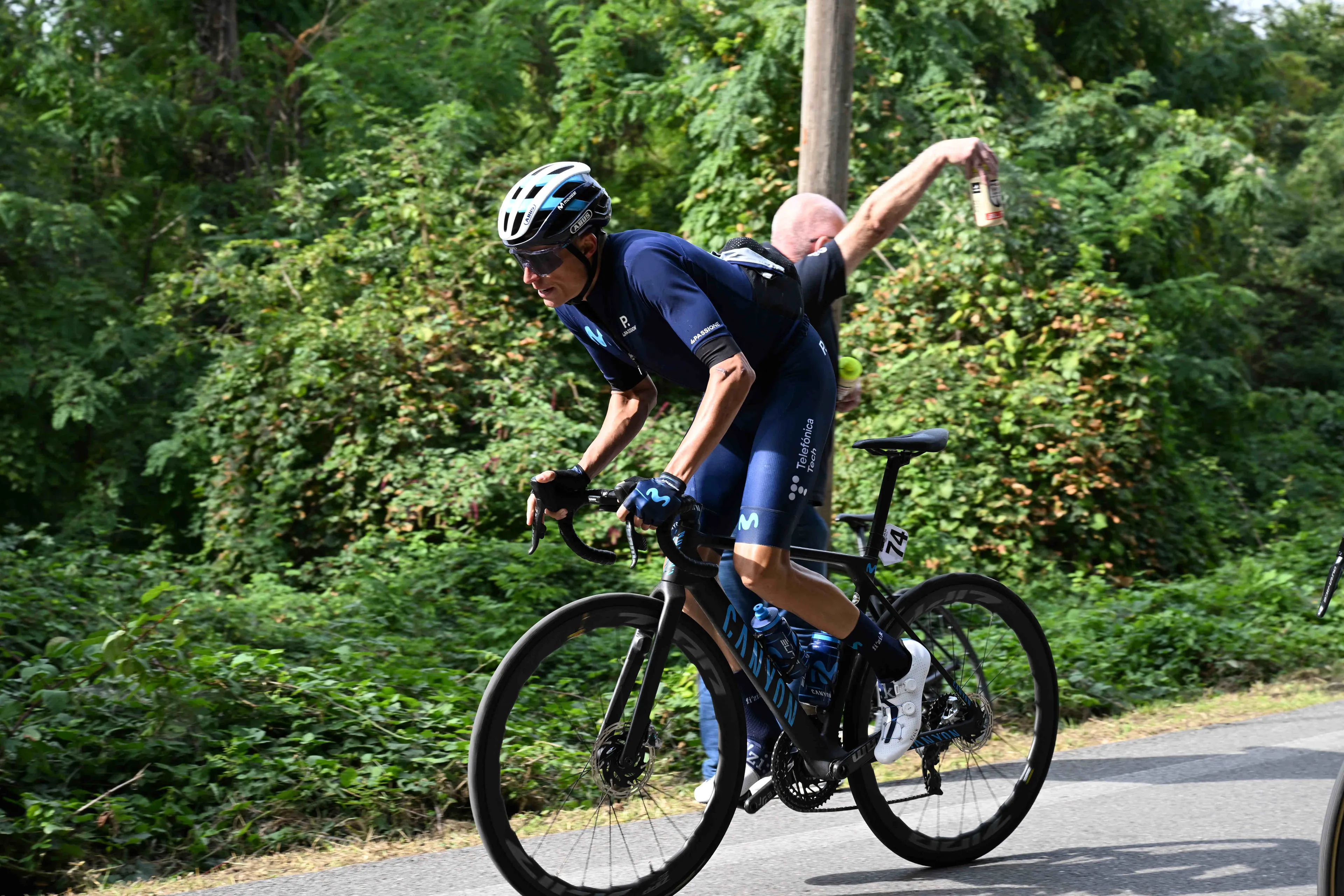 Enric Mas spot met de wetten van Pogacar en laat Sloveen roemloos achter in Giro dell'Emilia